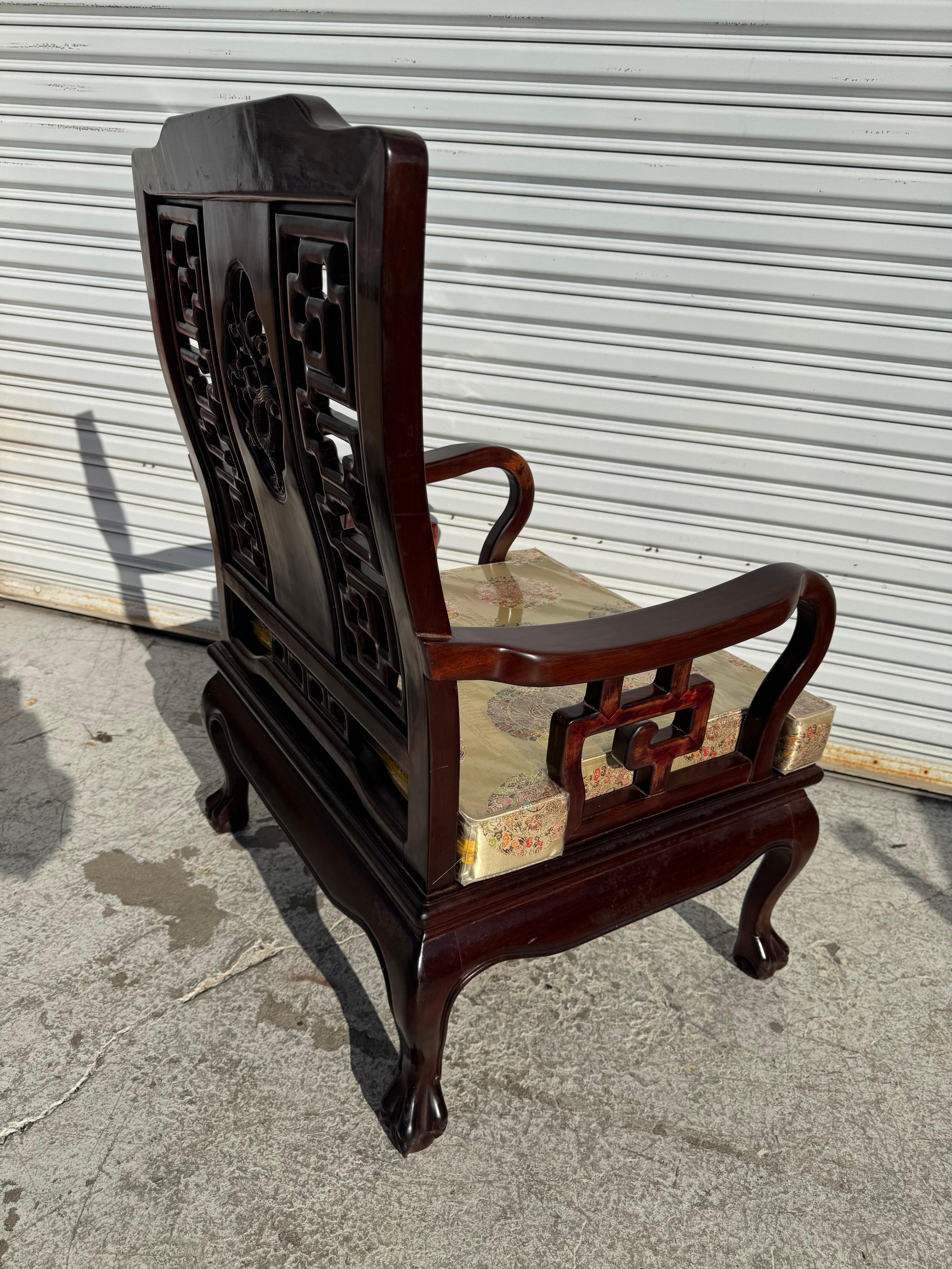 20ième siècle Vintage Chaise longue en bois de rose massif Chippendale chinois sculpté à la main en vente