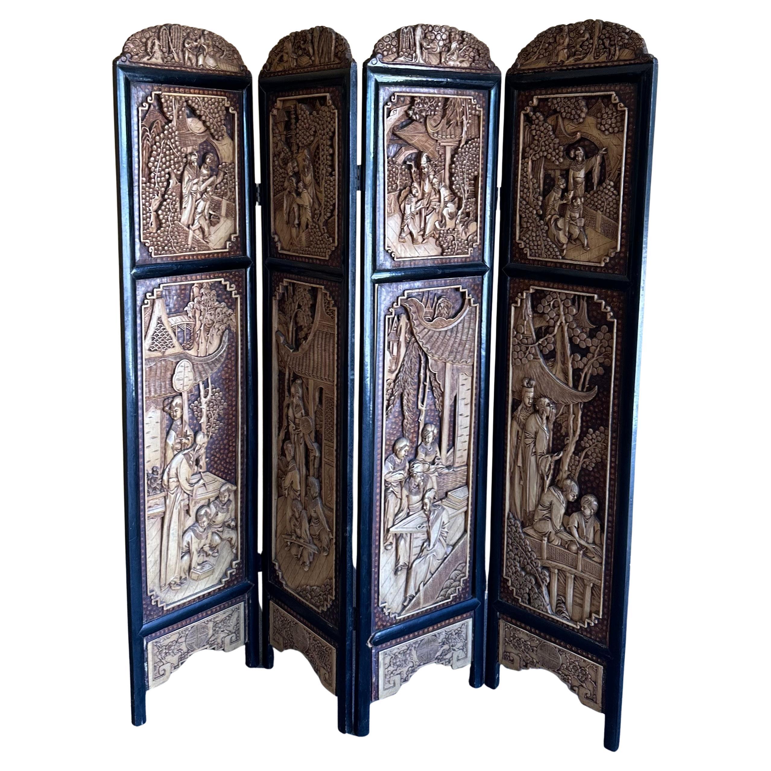 Vintage Hand Carved Chinese Four Panel Screen with Scenes (Paravent chinois à quatre panneaux sculptés à la main avec des scènes)