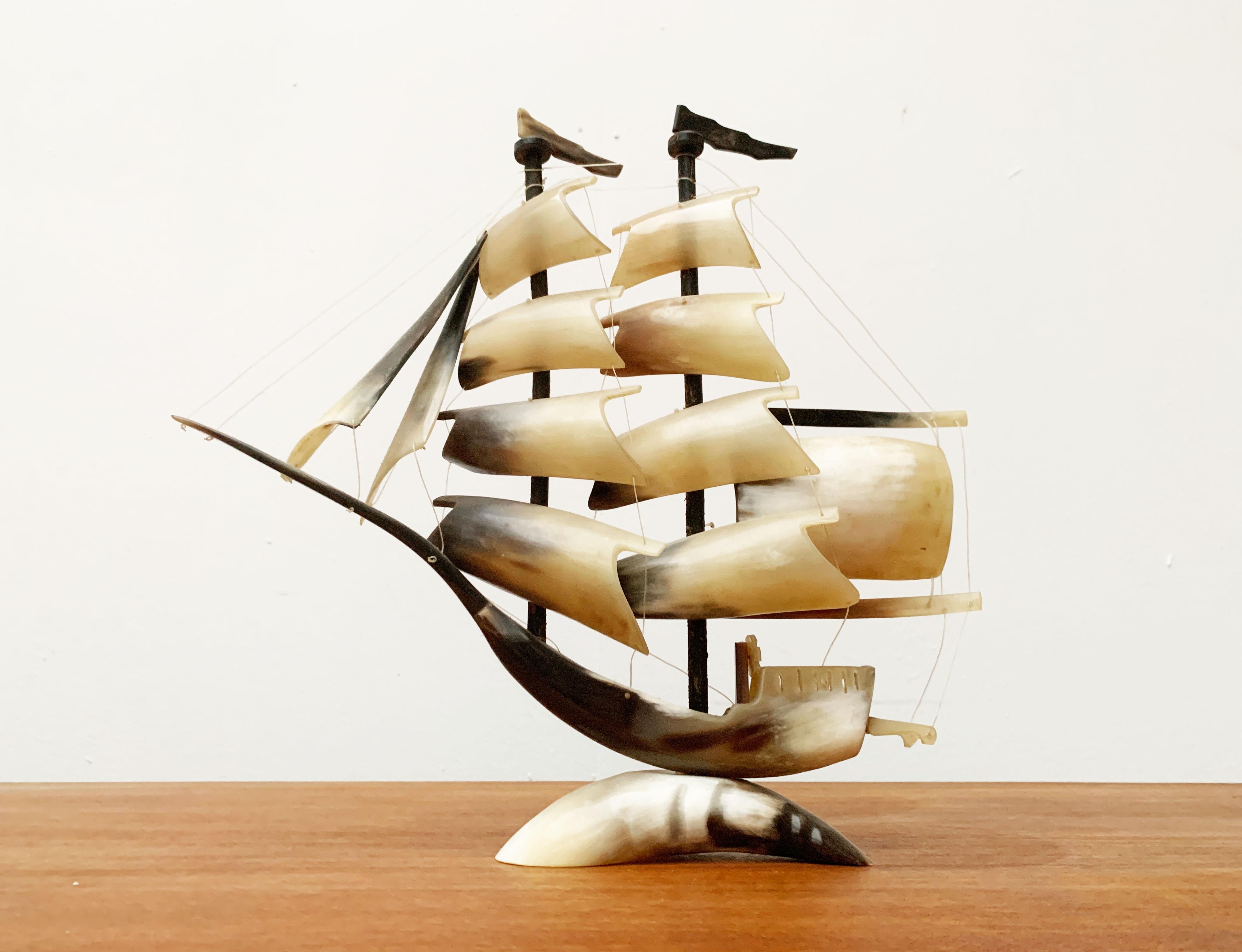 Handgeschnitzte Kuh Horn Segelschiff-Skulptur