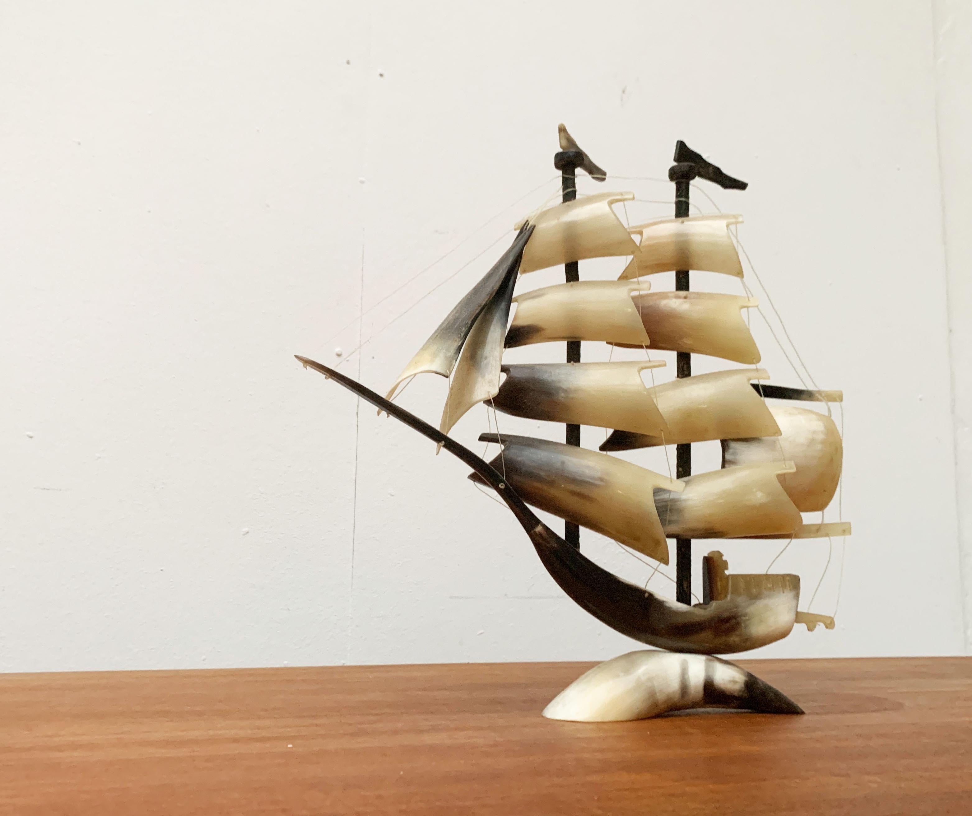 Vintage Hand geschnitzt Cow Horn Segelschiff Folk Art Sculpture im Zustand „Gut“ im Angebot in Hamburg, DE