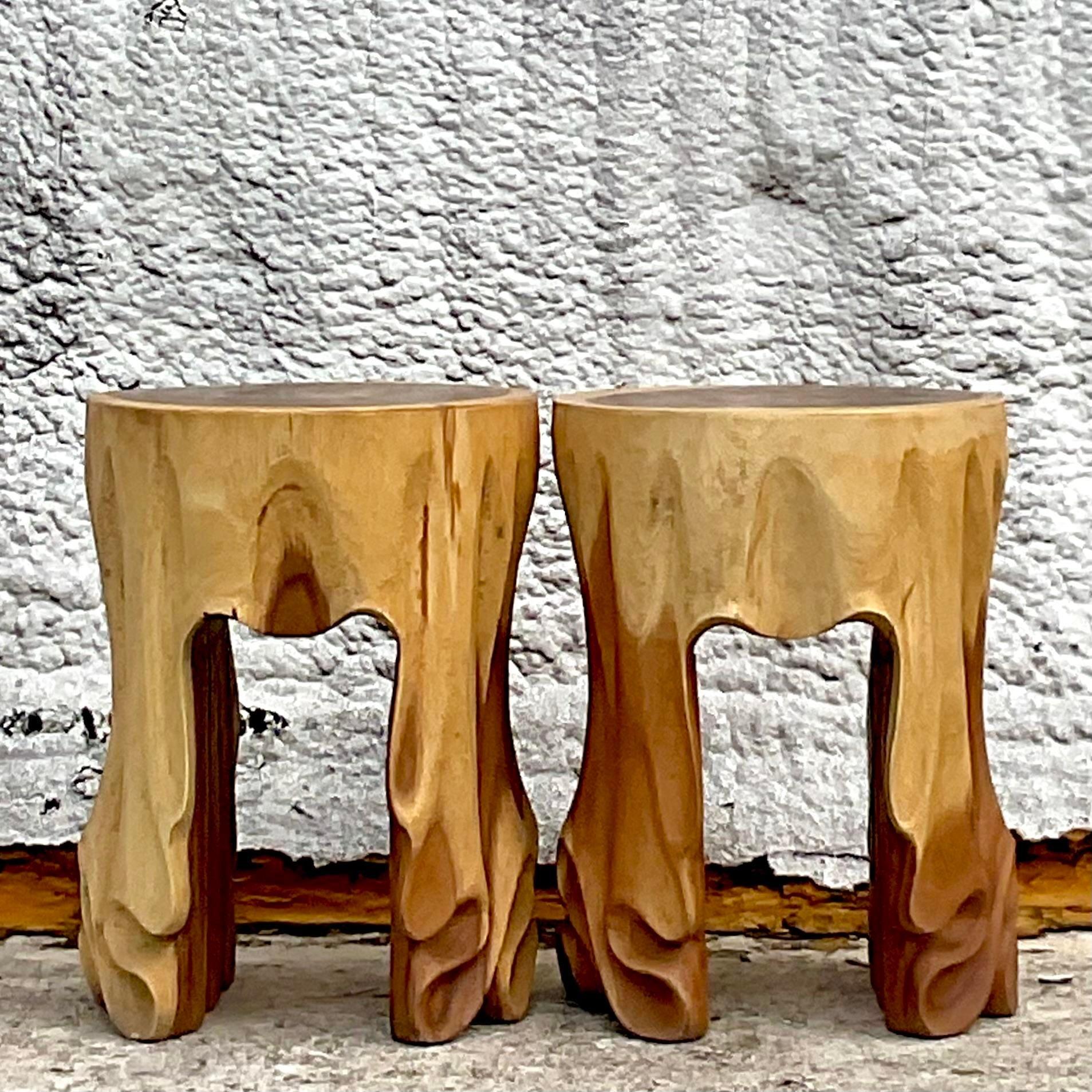 Vintage Hand geschnitzt drapiert niedrige Hocker - ein Paar (Holz) im Angebot