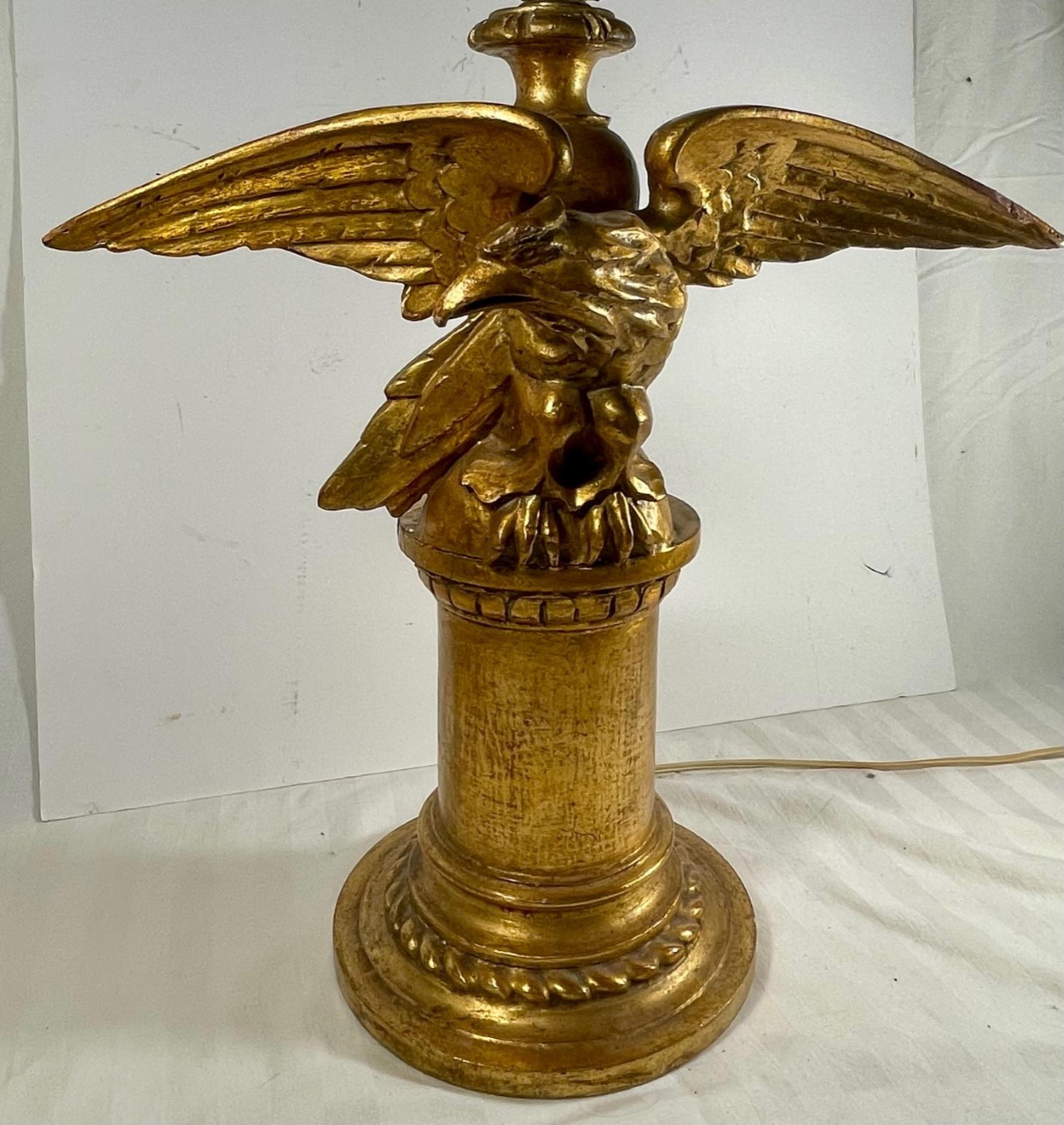 Neoklassizistische Vintage-Tischlampe aus vergoldetem Holz mit handgeschnitztem Adler, Vintage. im Angebot 5