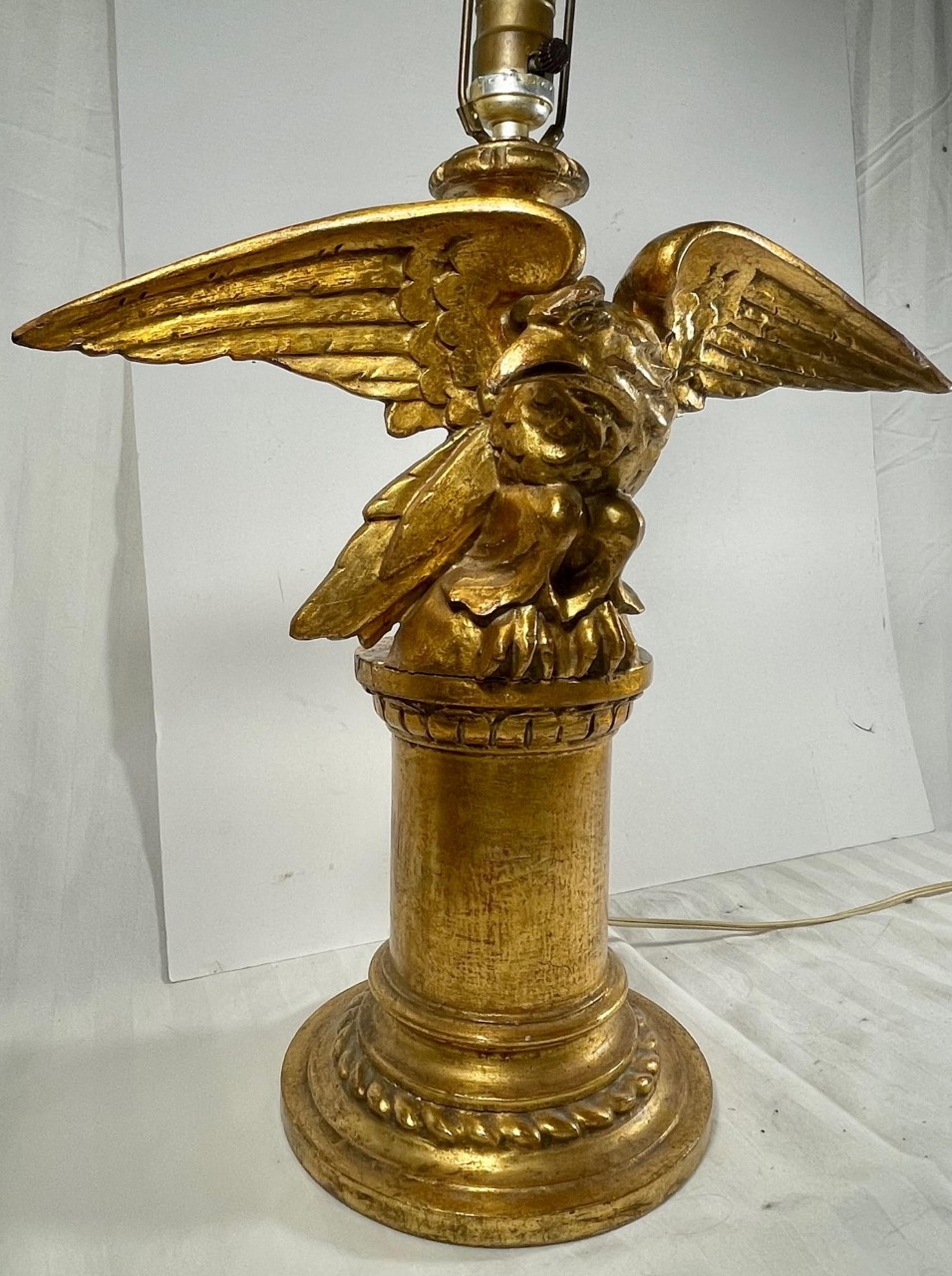 Neoklassizistische Vintage-Tischlampe aus vergoldetem Holz mit handgeschnitztem Adler, Vintage. im Angebot 6