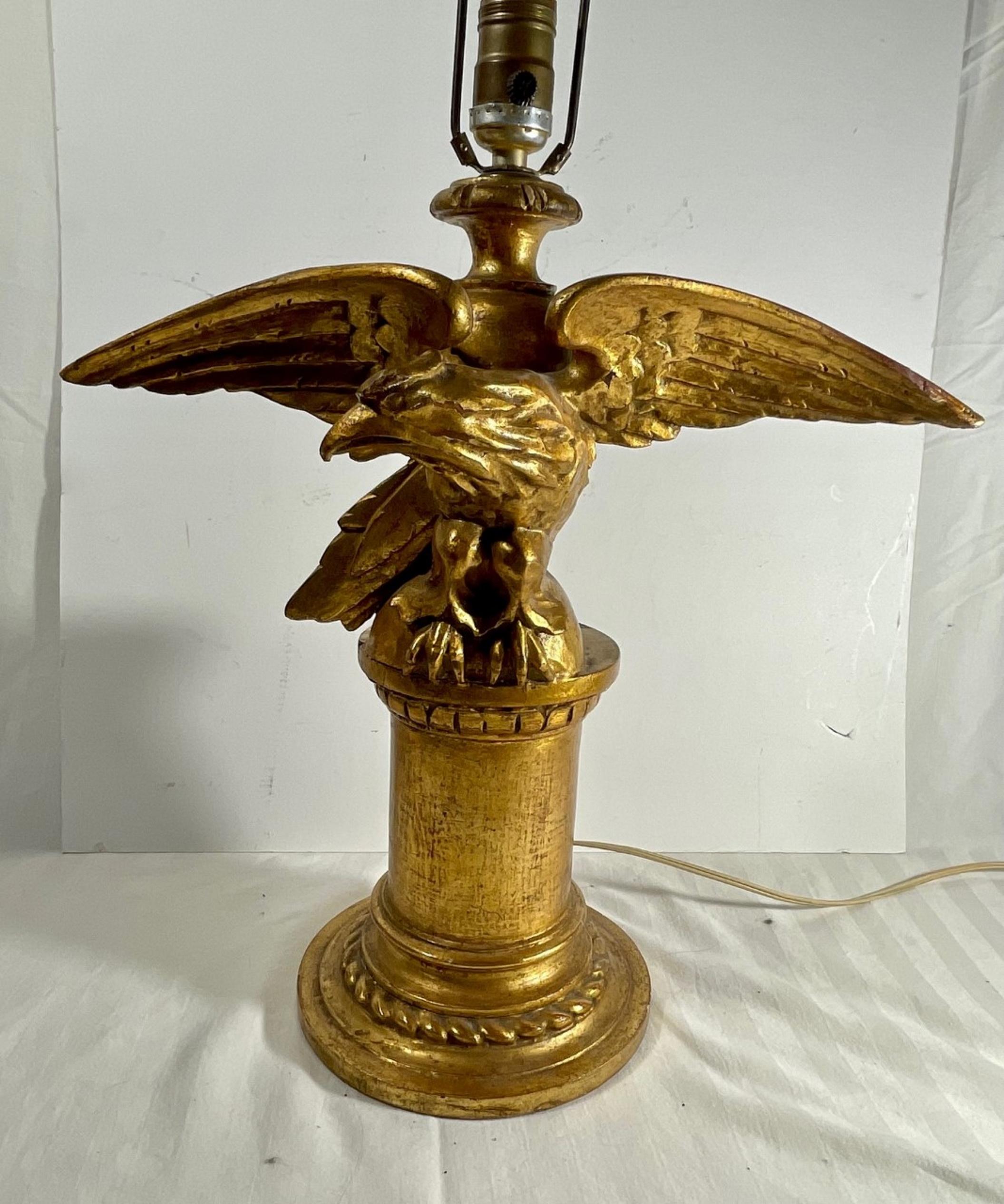 Neoklassizistische Vintage-Tischlampe aus vergoldetem Holz mit handgeschnitztem Adler, Vintage. (Neoklassisch) im Angebot