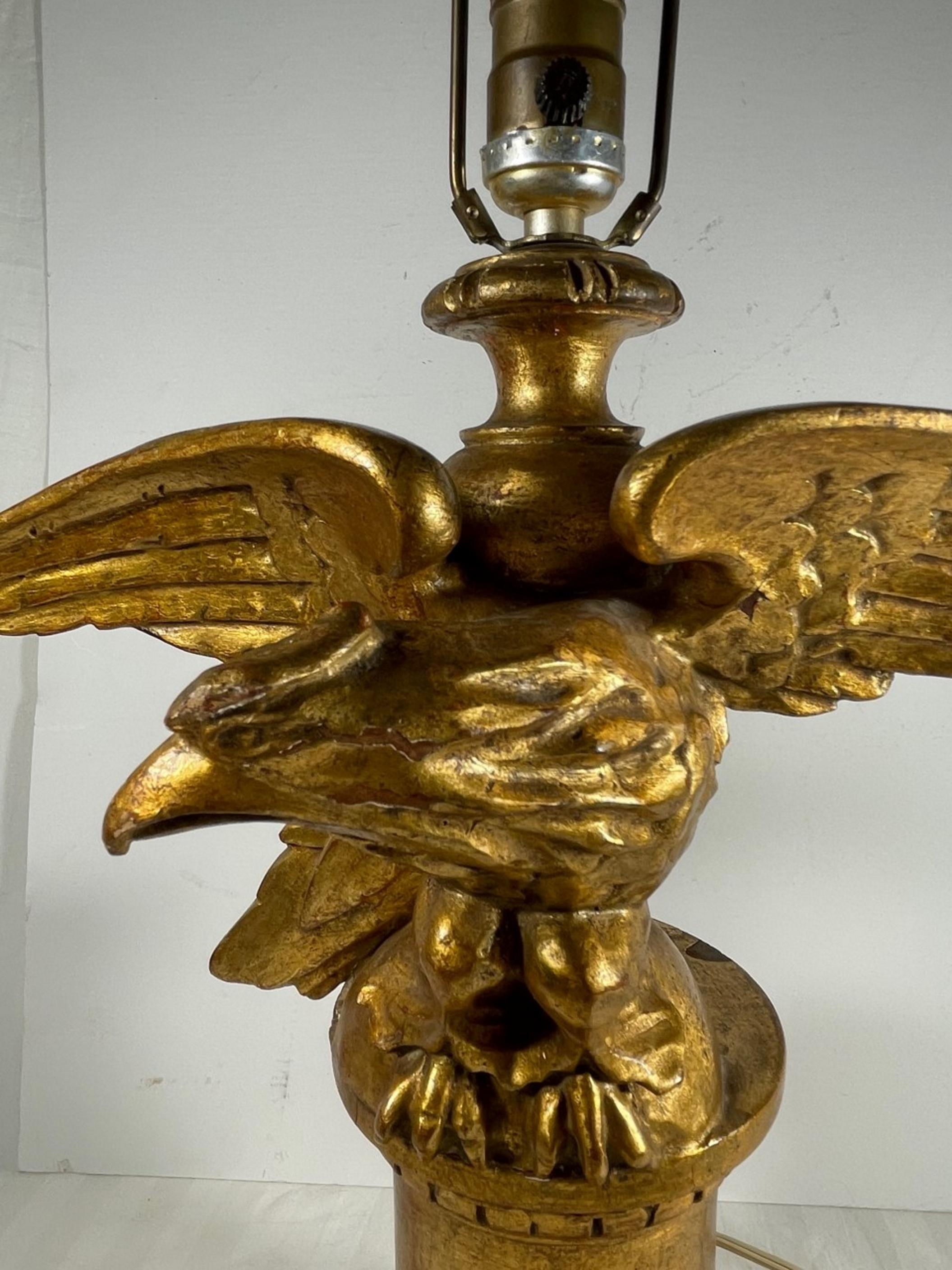Vintage Hand Carved Eagle Neoclassical Giltwood Table Lamp. In Good Condition For Sale In Vero Beach, FL