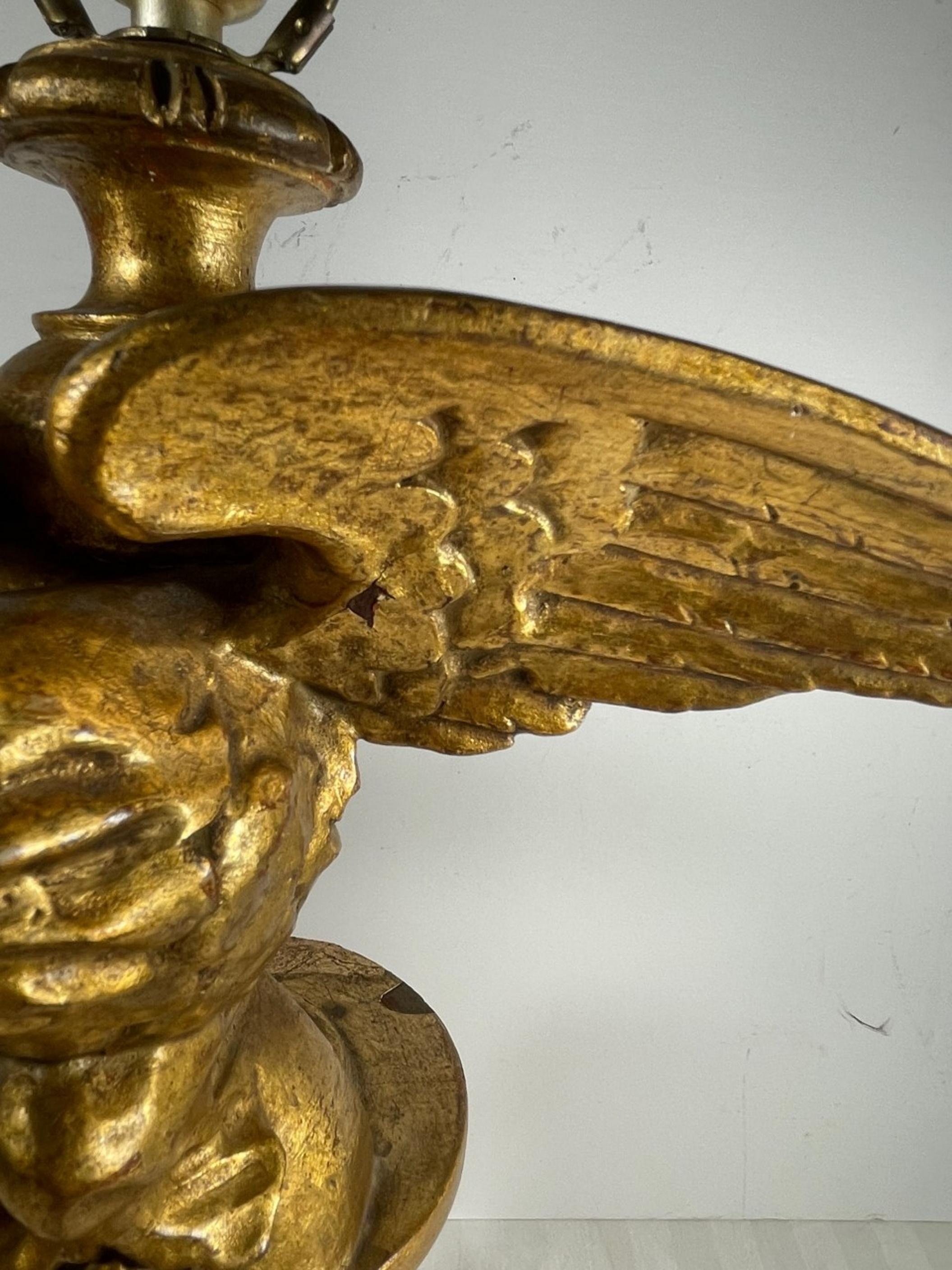 Lámpara de sobremesa neoclásica de madera dorada con águila tallada a mano. en Bueno estado para la venta en Vero Beach, FL