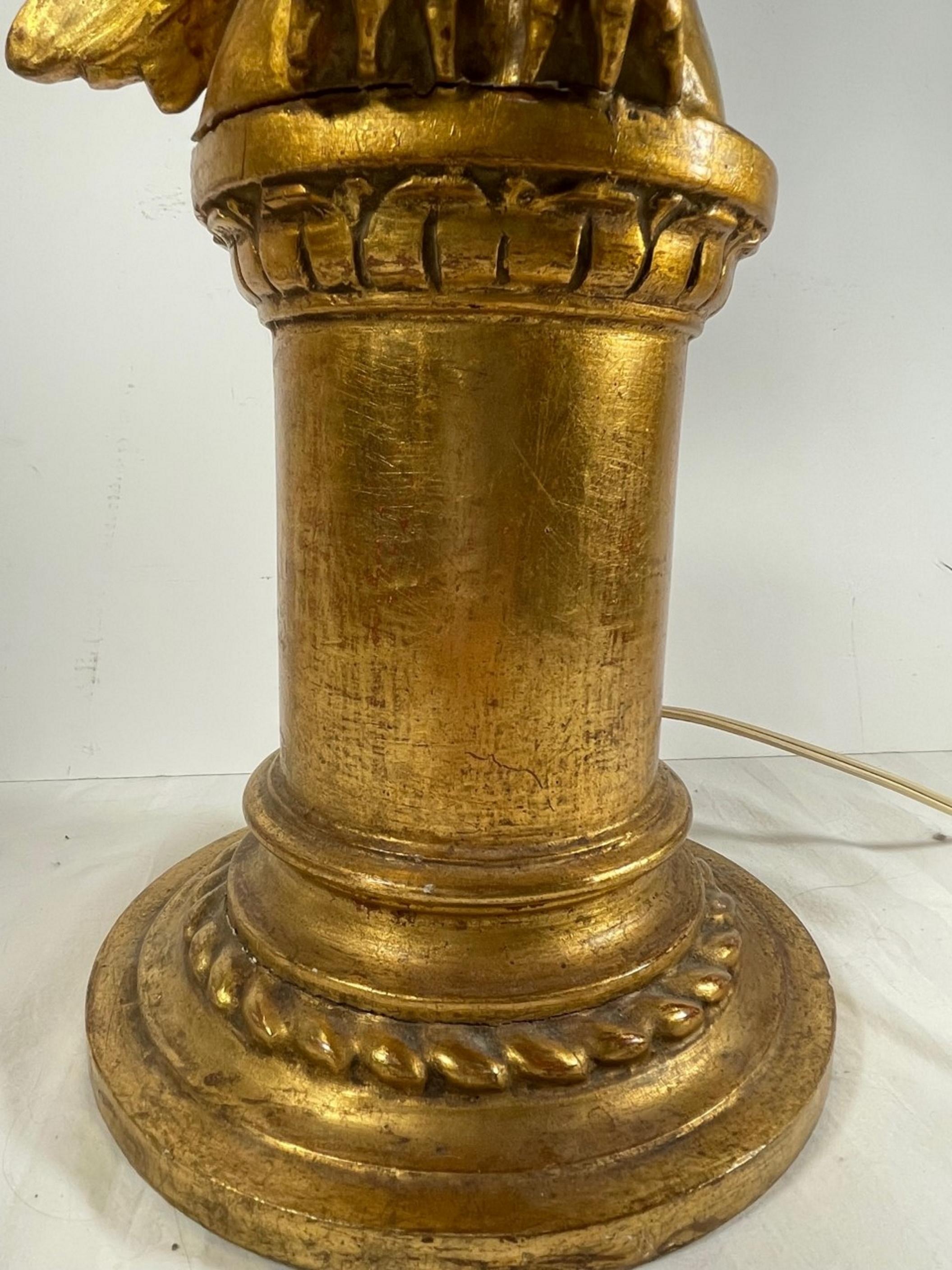 Neoklassizistische Vintage-Tischlampe aus vergoldetem Holz mit handgeschnitztem Adler, Vintage. im Angebot 1