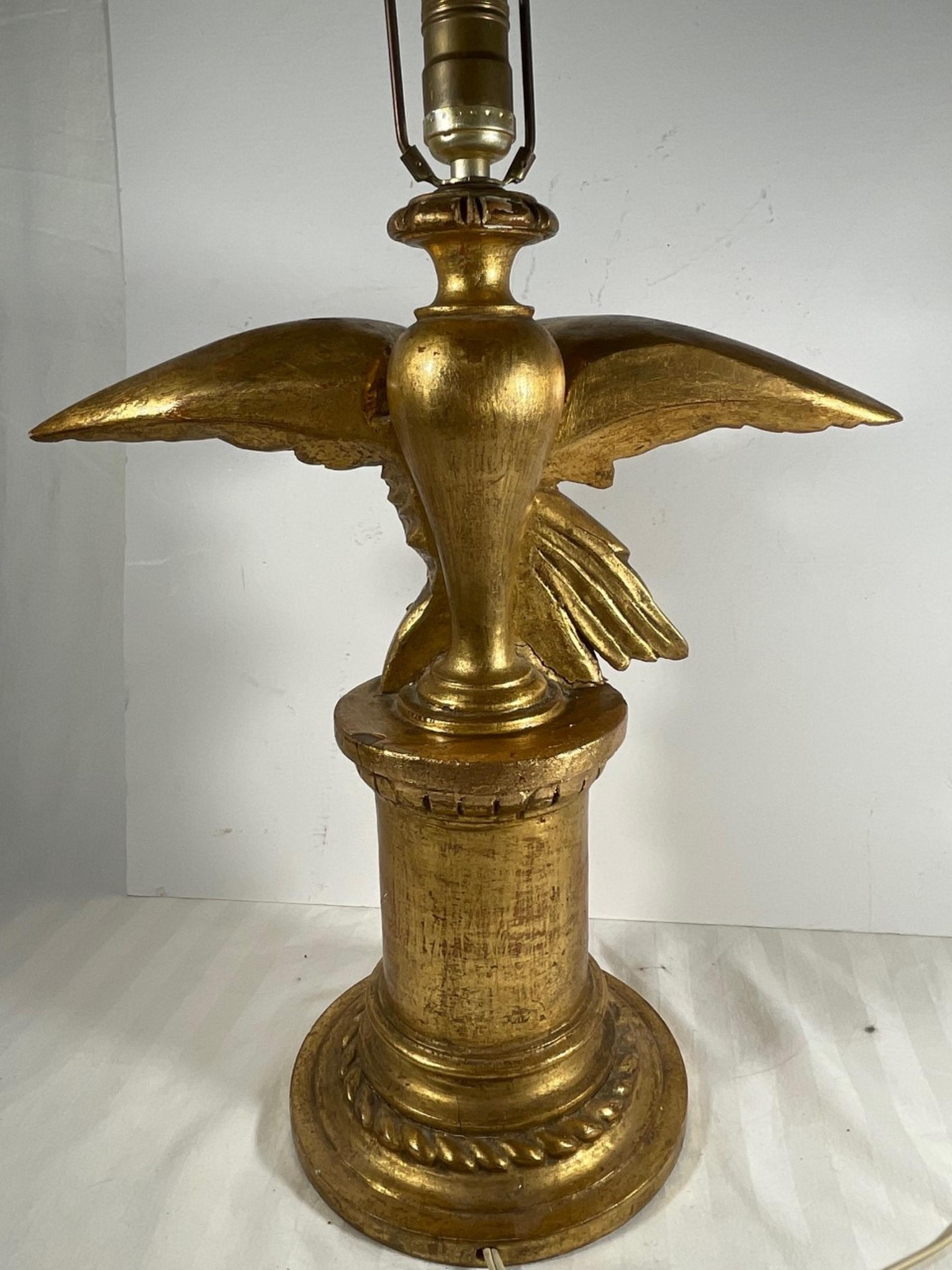 Neoklassizistische Vintage-Tischlampe aus vergoldetem Holz mit handgeschnitztem Adler, Vintage. im Angebot 2