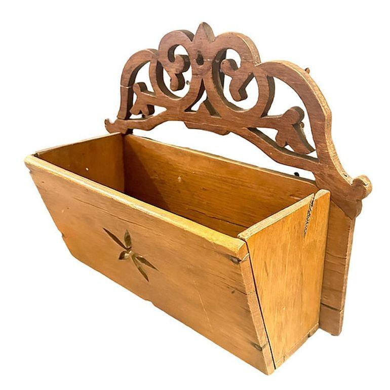 Americano Vintage Edwardian intagliato a mano, cassetta postale da parete in legno con stella in vendita