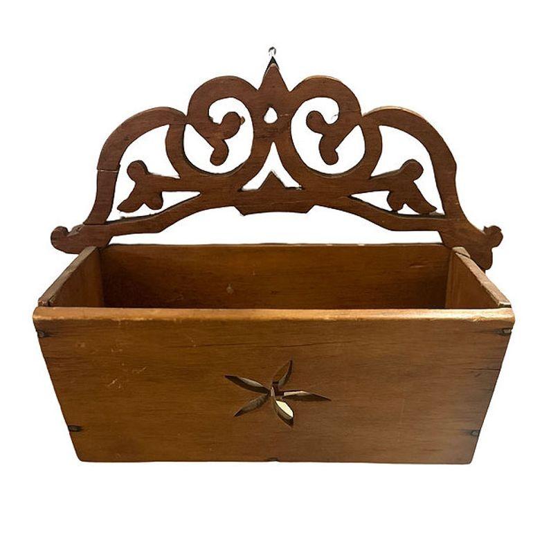 Vintage Edwardian intagliato a mano, cassetta postale da parete in legno con stella In condizioni ottime in vendita a Van Nuys, CA