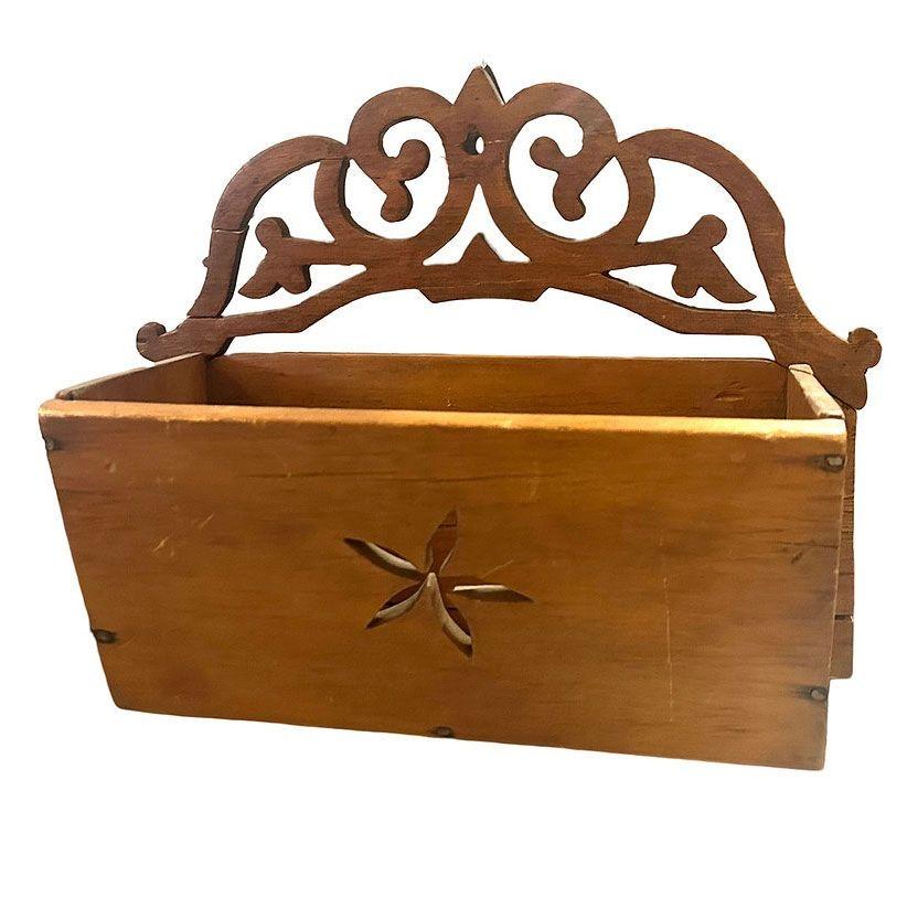 Metà XX secolo Vintage Edwardian intagliato a mano, cassetta postale da parete in legno con stella in vendita