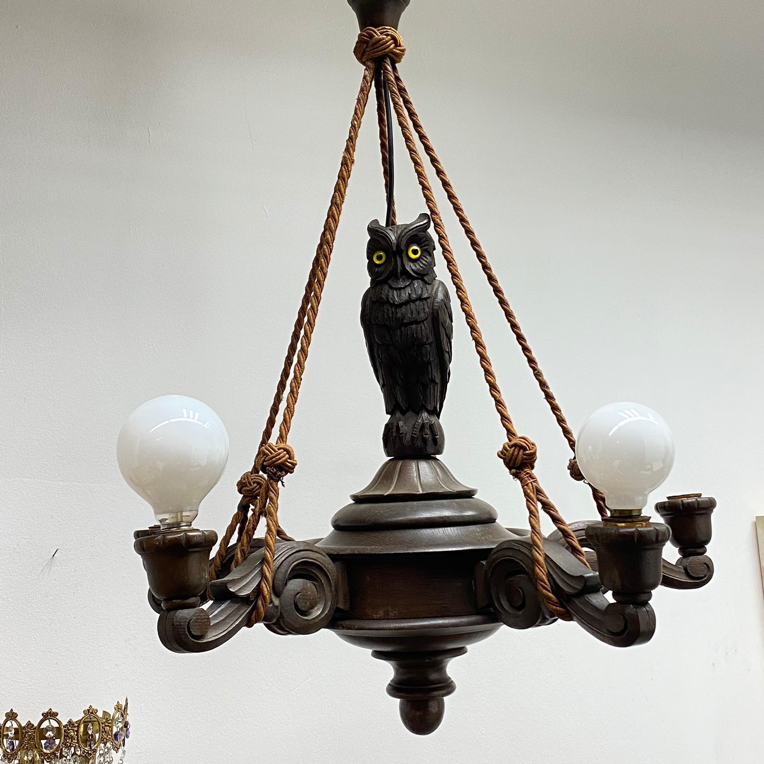 Vintage Hand Carved German Black Forest Chandelier with an Owl Sculpture, 1930s In Good Condition In Nuernberg, DE