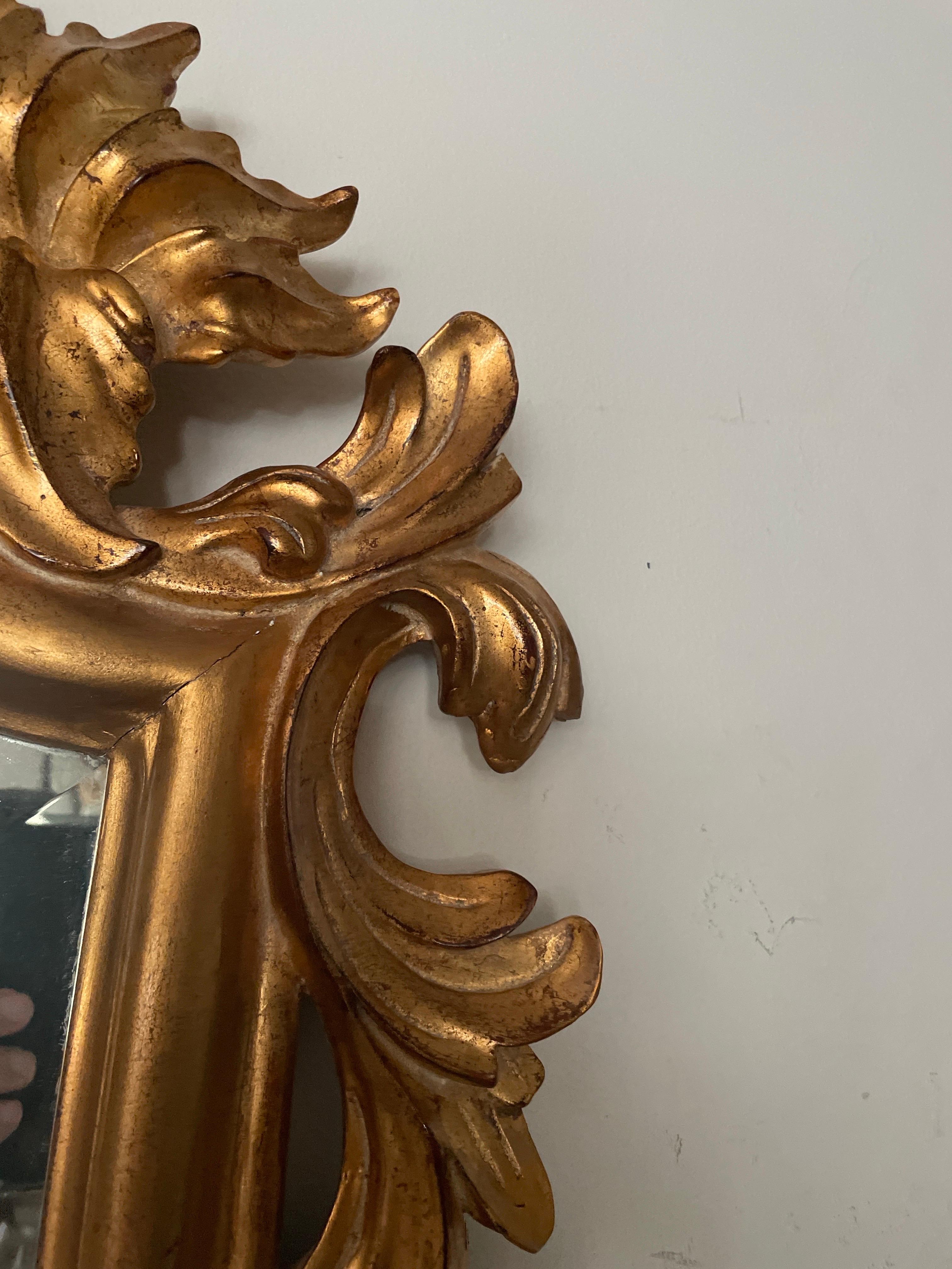 Handgeschnitzter und vergoldeter Vintage-Spiegel von Dauphine Mirror Co. (amerikanisch) im Angebot