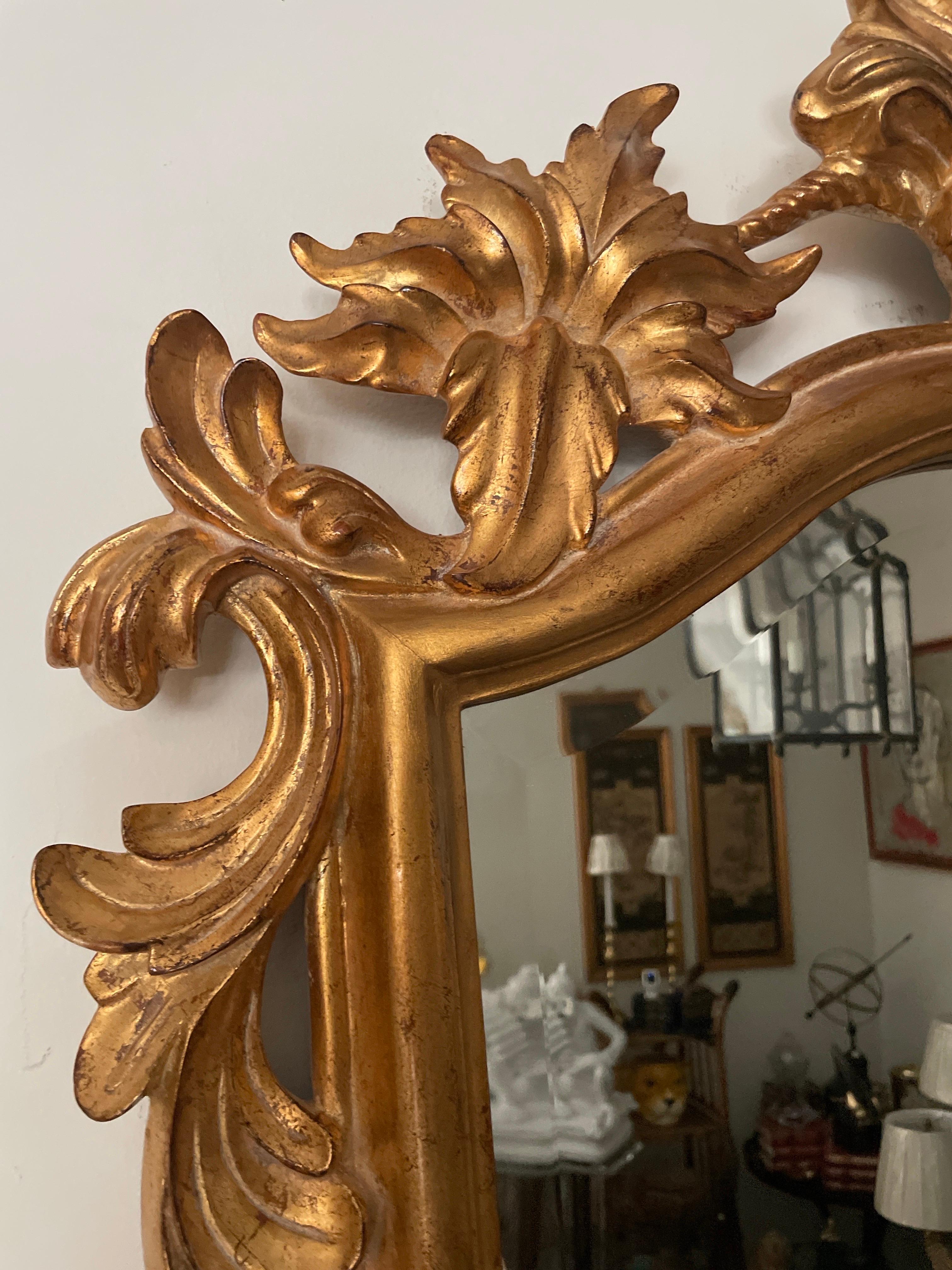 Handgeschnitzter und vergoldeter Vintage-Spiegel von Dauphine Mirror Co. im Zustand „Gut“ im Angebot in West Palm Beach, FL