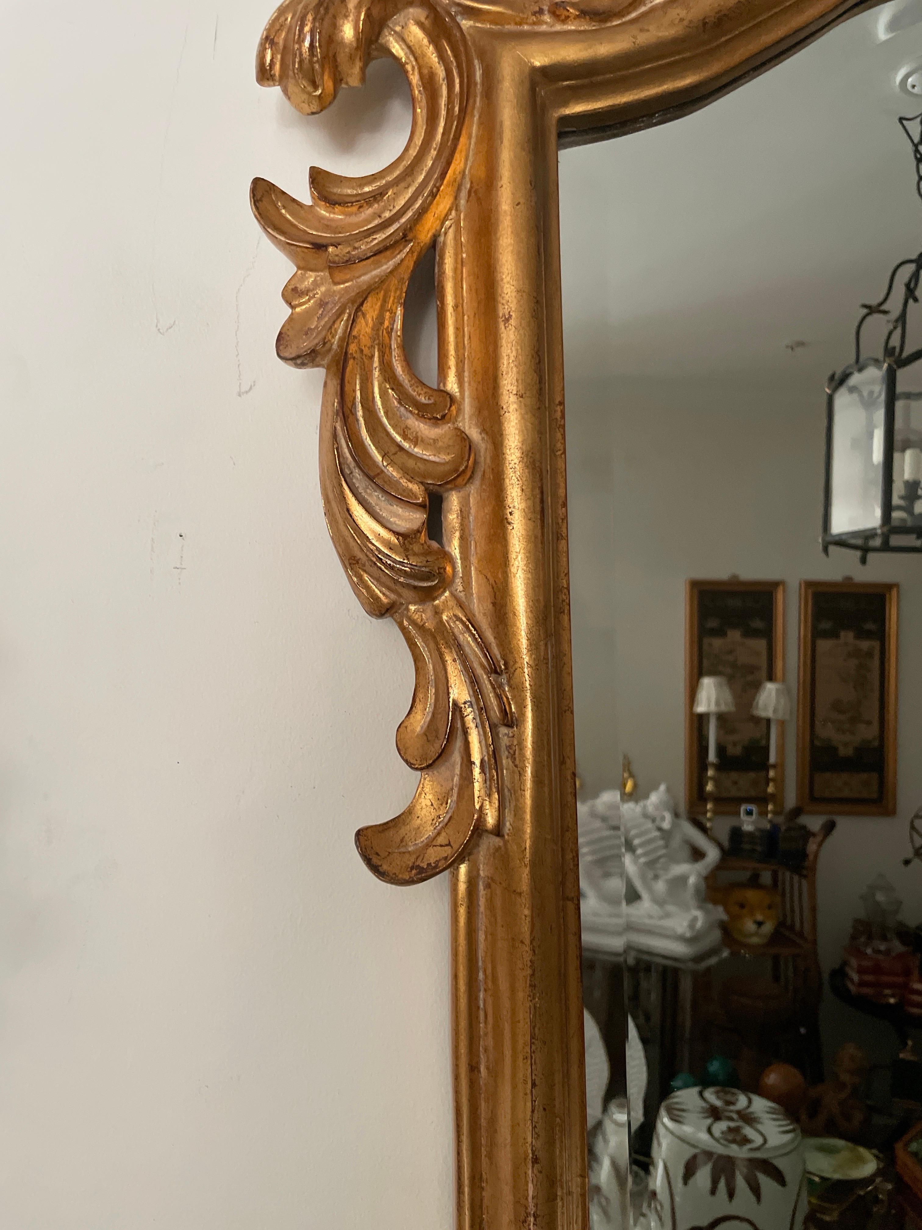Handgeschnitzter und vergoldeter Vintage-Spiegel von Dauphine Mirror Co. (20. Jahrhundert) im Angebot