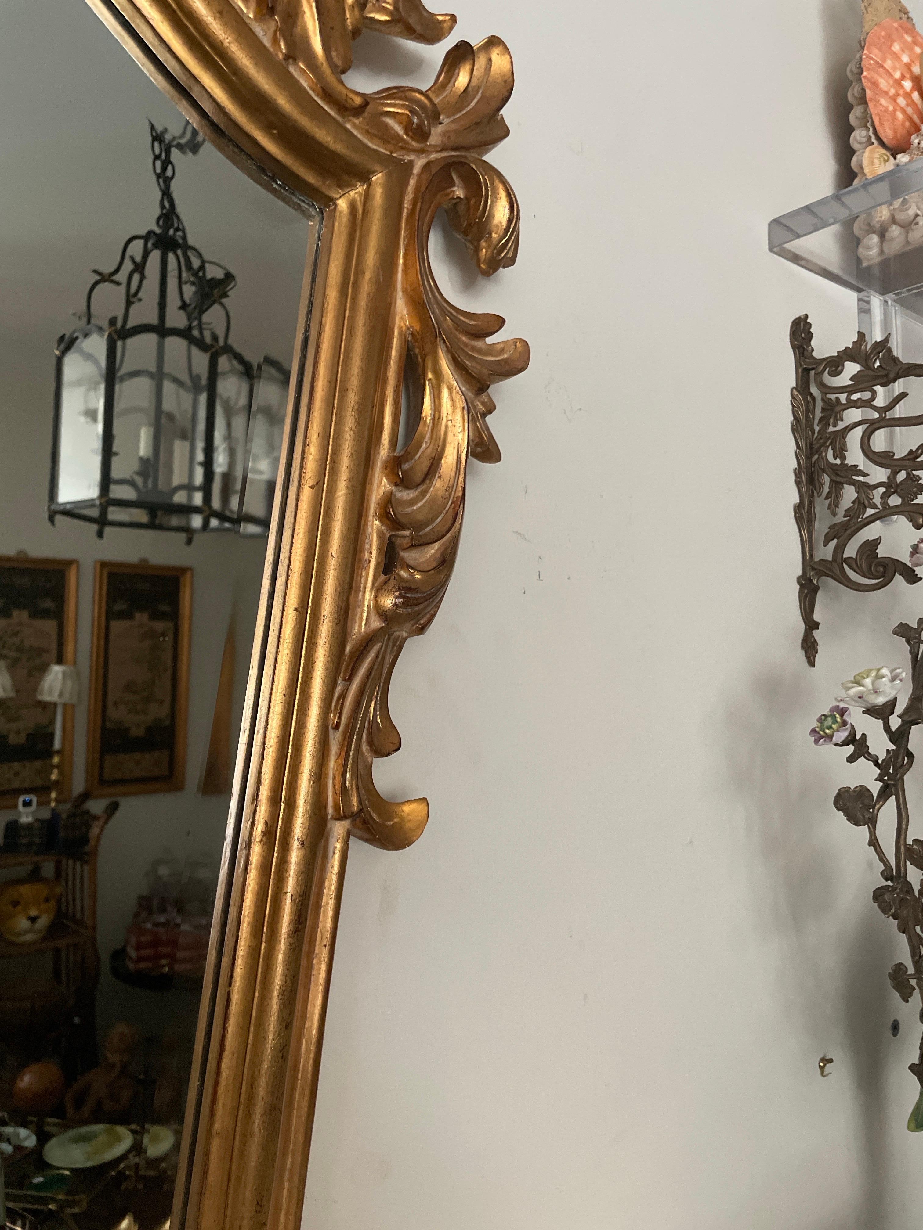 Handgeschnitzter und vergoldeter Vintage-Spiegel von Dauphine Mirror Co. (Vergoldetes Holz) im Angebot