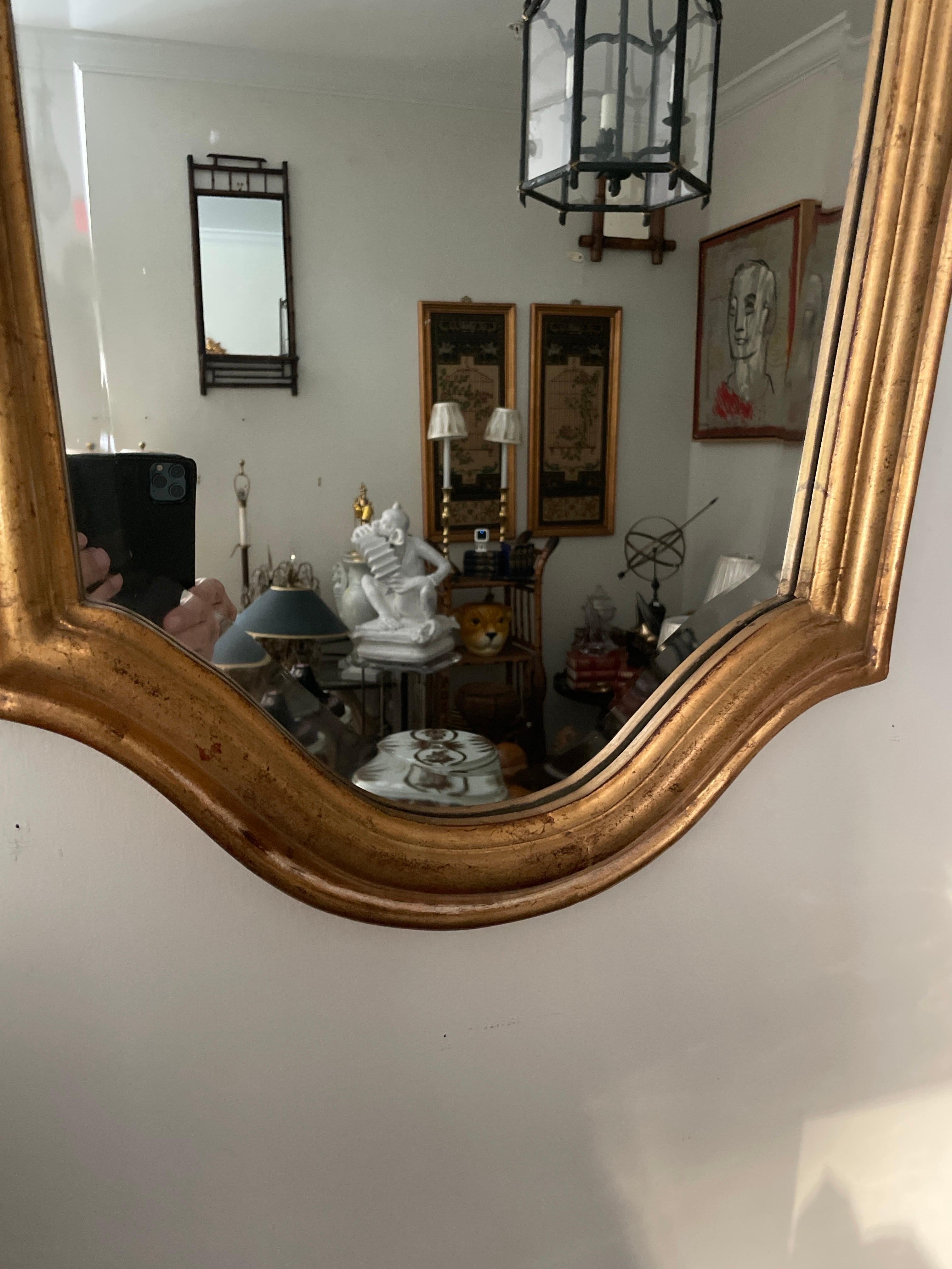 Handgeschnitzter und vergoldeter Vintage-Spiegel von Dauphine Mirror Co. im Angebot 1