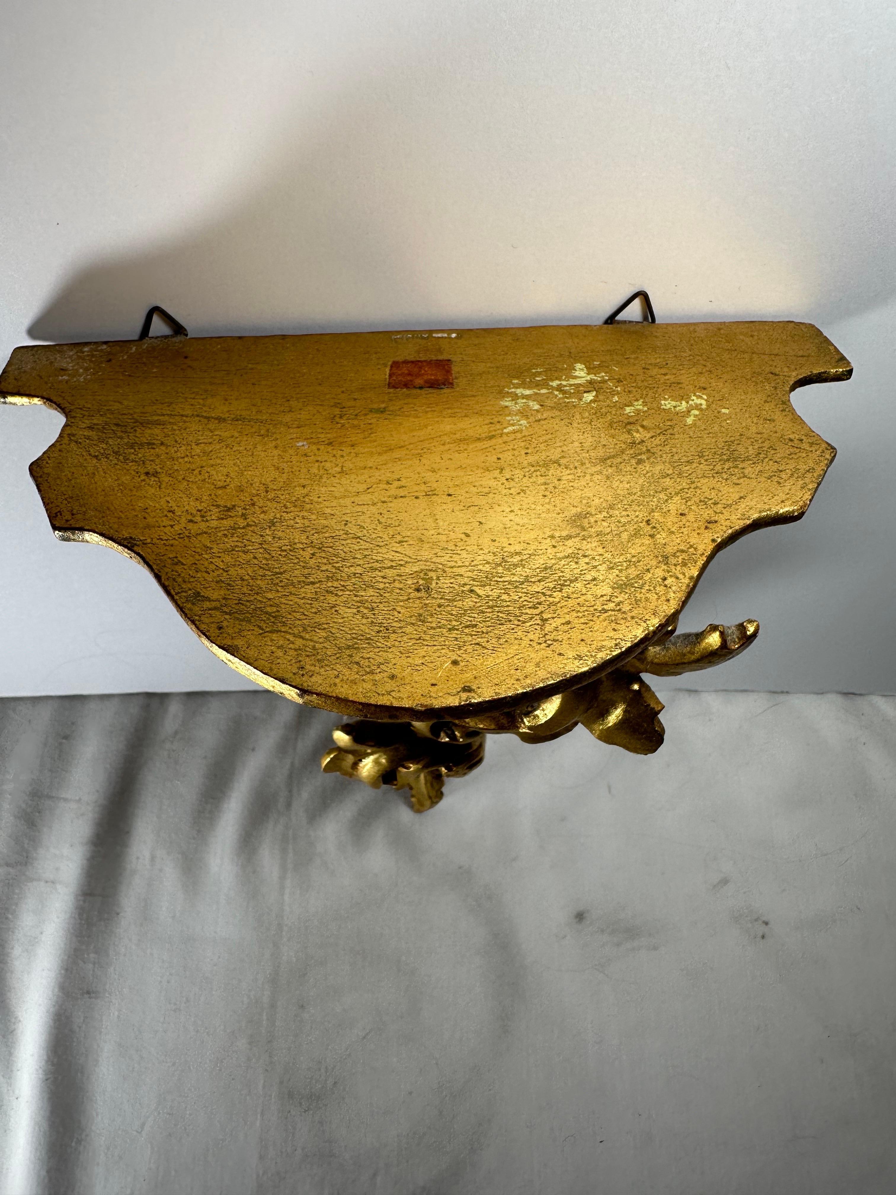 Ménsula de pared vintage de madera de giltwood tallada a mano. Estantería de marquetería italiana hecha a mano. en venta 2