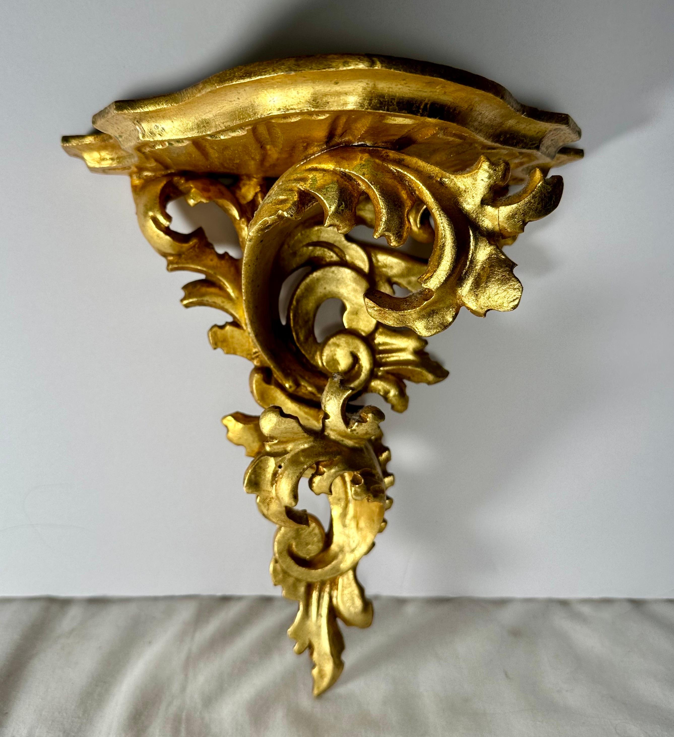 Ménsula de pared vintage de madera de giltwood tallada a mano. Estantería de marquetería italiana hecha a mano. en venta 3
