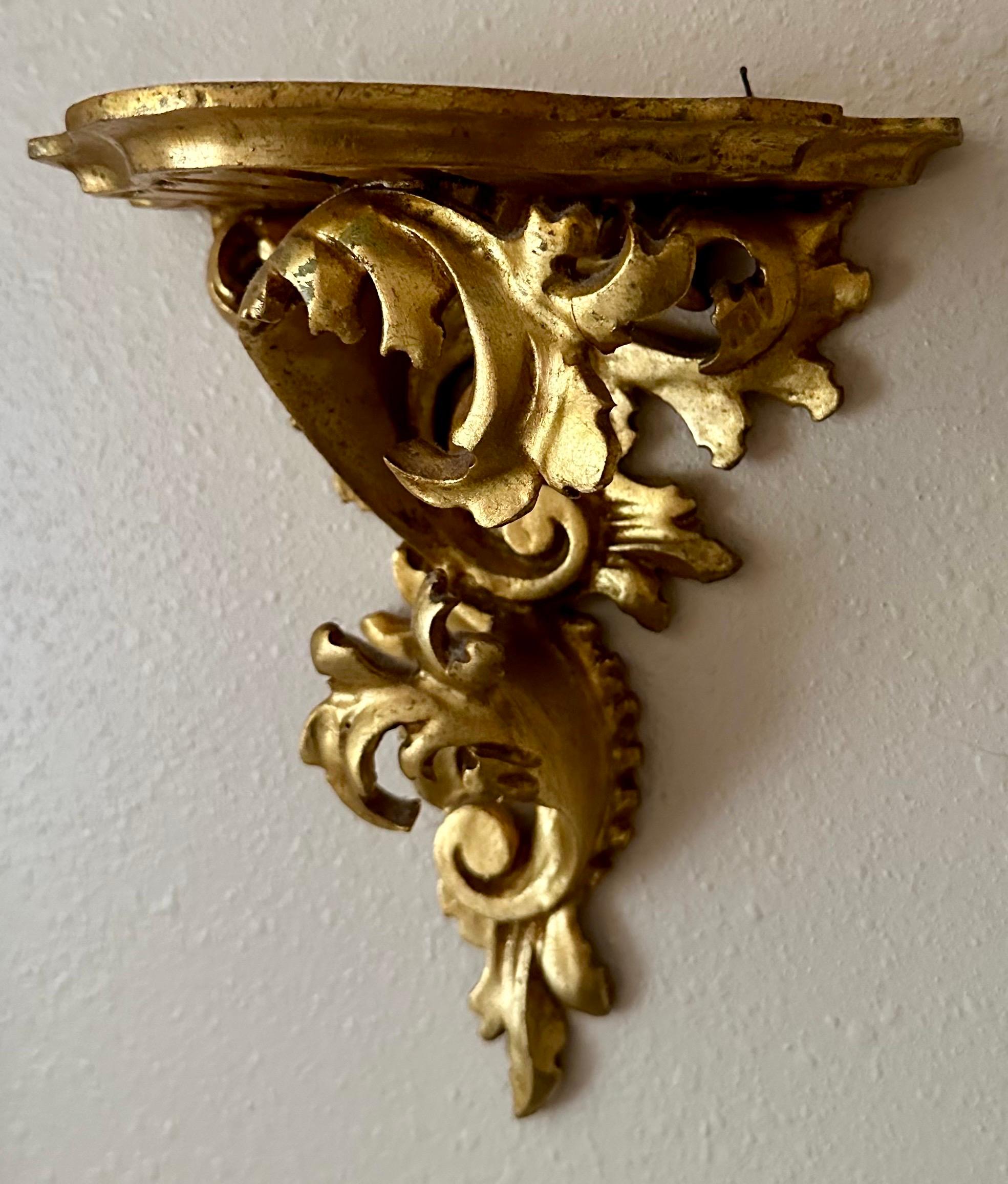 Ménsula de pared vintage de madera de giltwood tallada a mano. Estantería de marquetería italiana hecha a mano. Rococó en venta