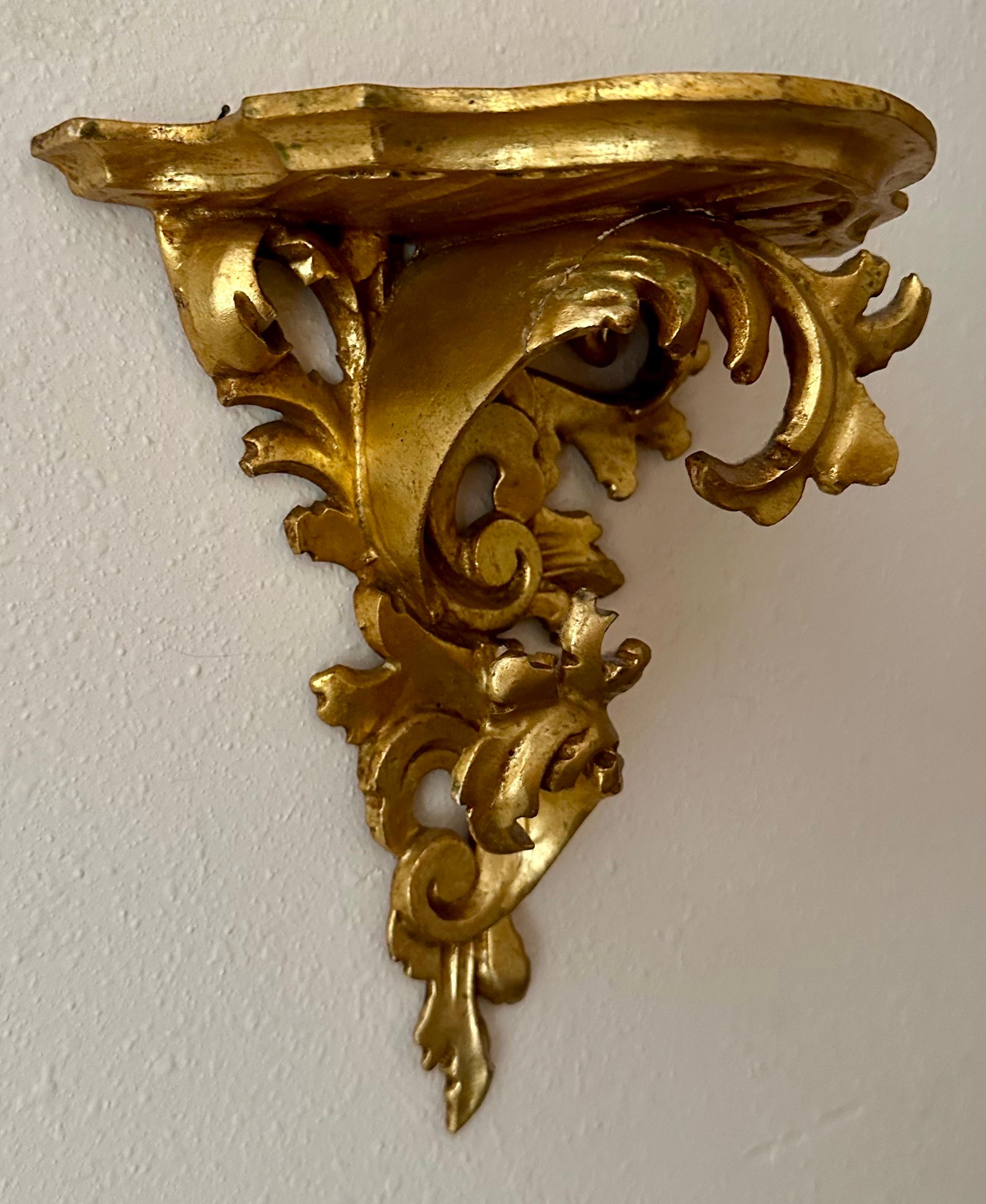 Ménsula de pared vintage de madera de giltwood tallada a mano. Estantería de marquetería italiana hecha a mano. Italiano en venta