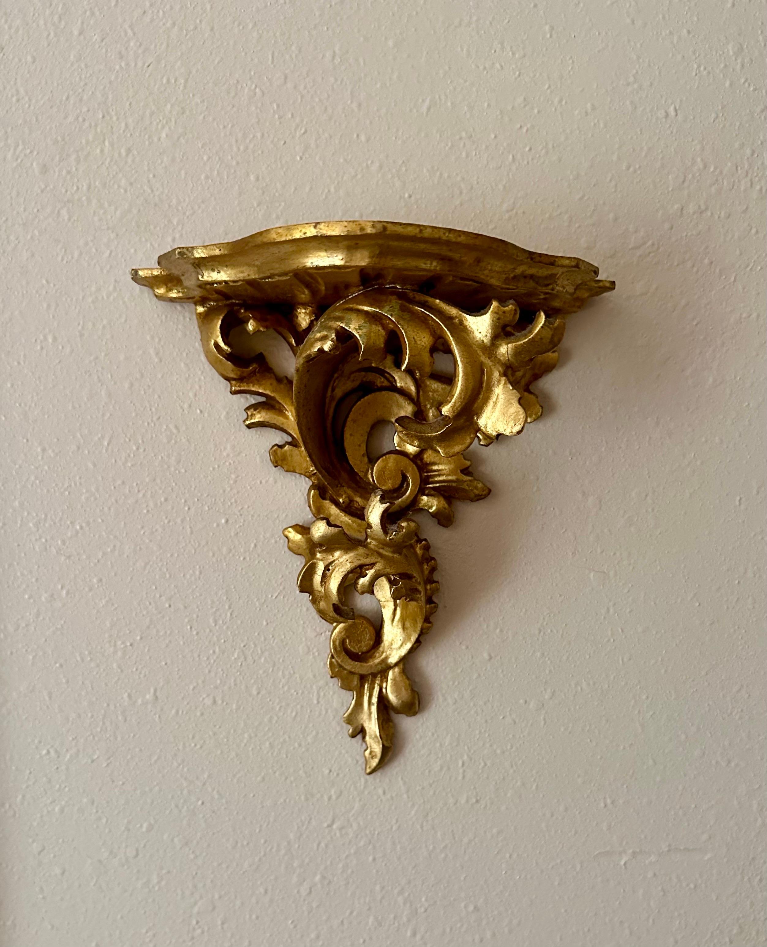 Ménsula de pared vintage de madera de giltwood tallada a mano. Estantería de marquetería italiana hecha a mano. Tallado a mano en venta