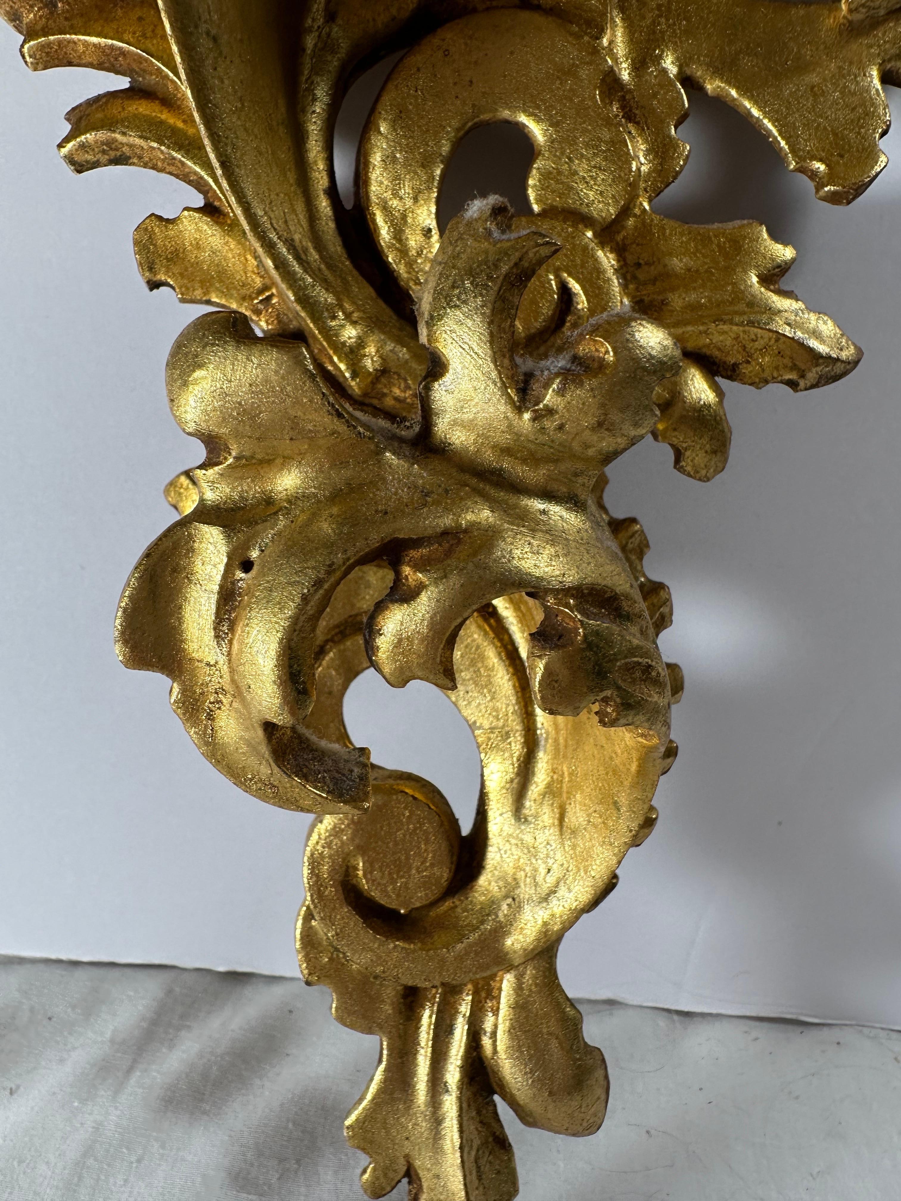 Ménsula de pared vintage de madera de giltwood tallada a mano. Estantería de marquetería italiana hecha a mano. en Bueno estado para la venta en Vero Beach, FL