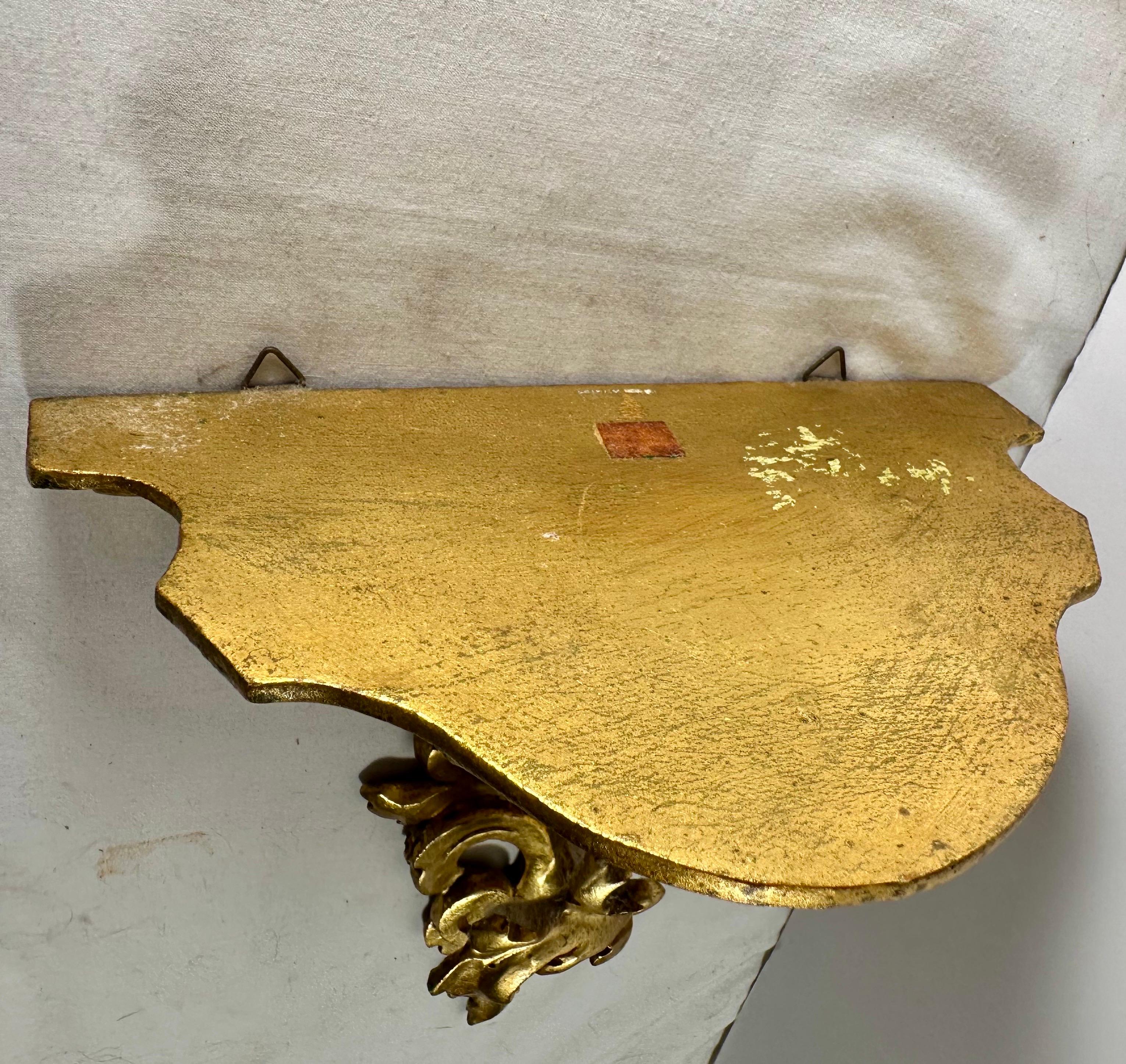 Ménsula de pared vintage de madera de giltwood tallada a mano. Estantería de marquetería italiana hecha a mano. siglo XX en venta