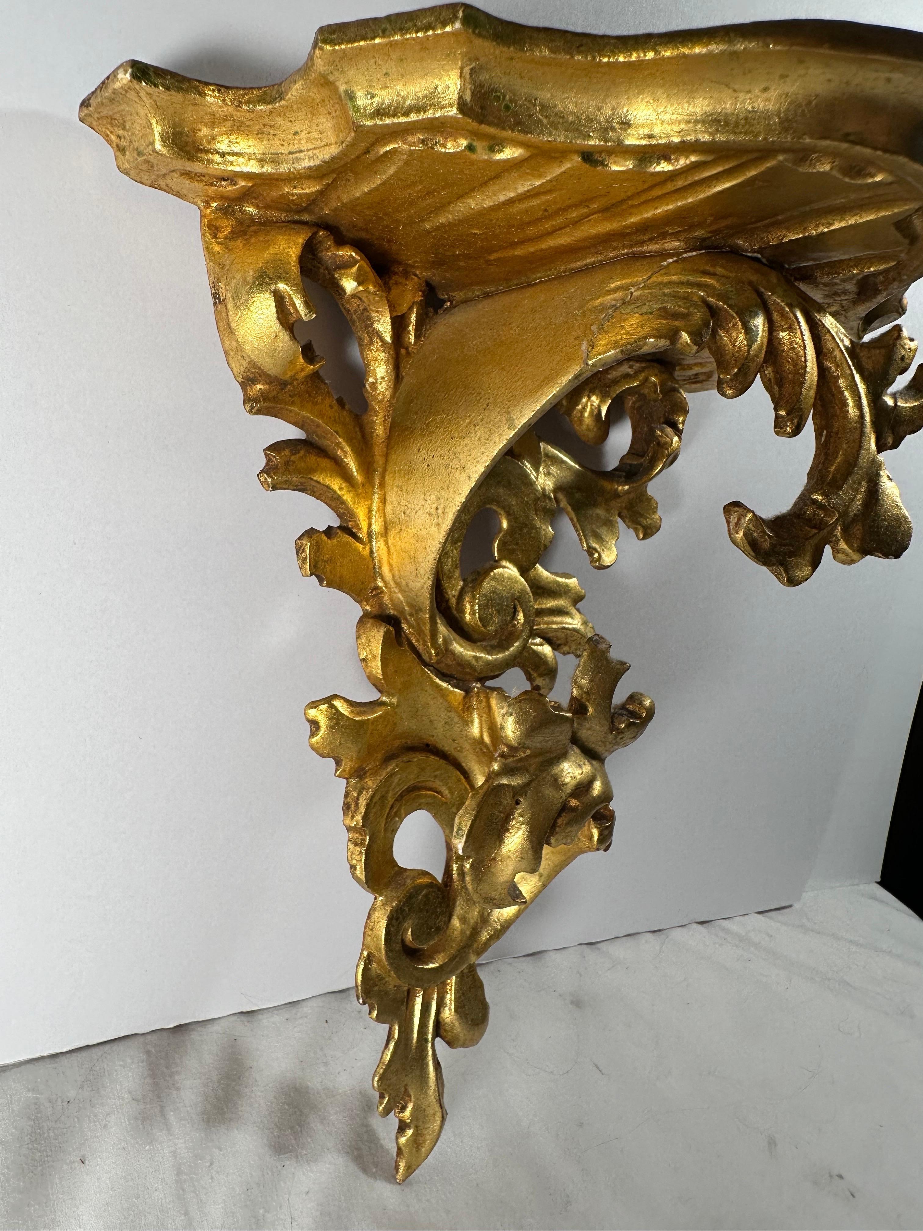 Ménsula de pared vintage de madera de giltwood tallada a mano. Estantería de marquetería italiana hecha a mano. Madera dorada en venta