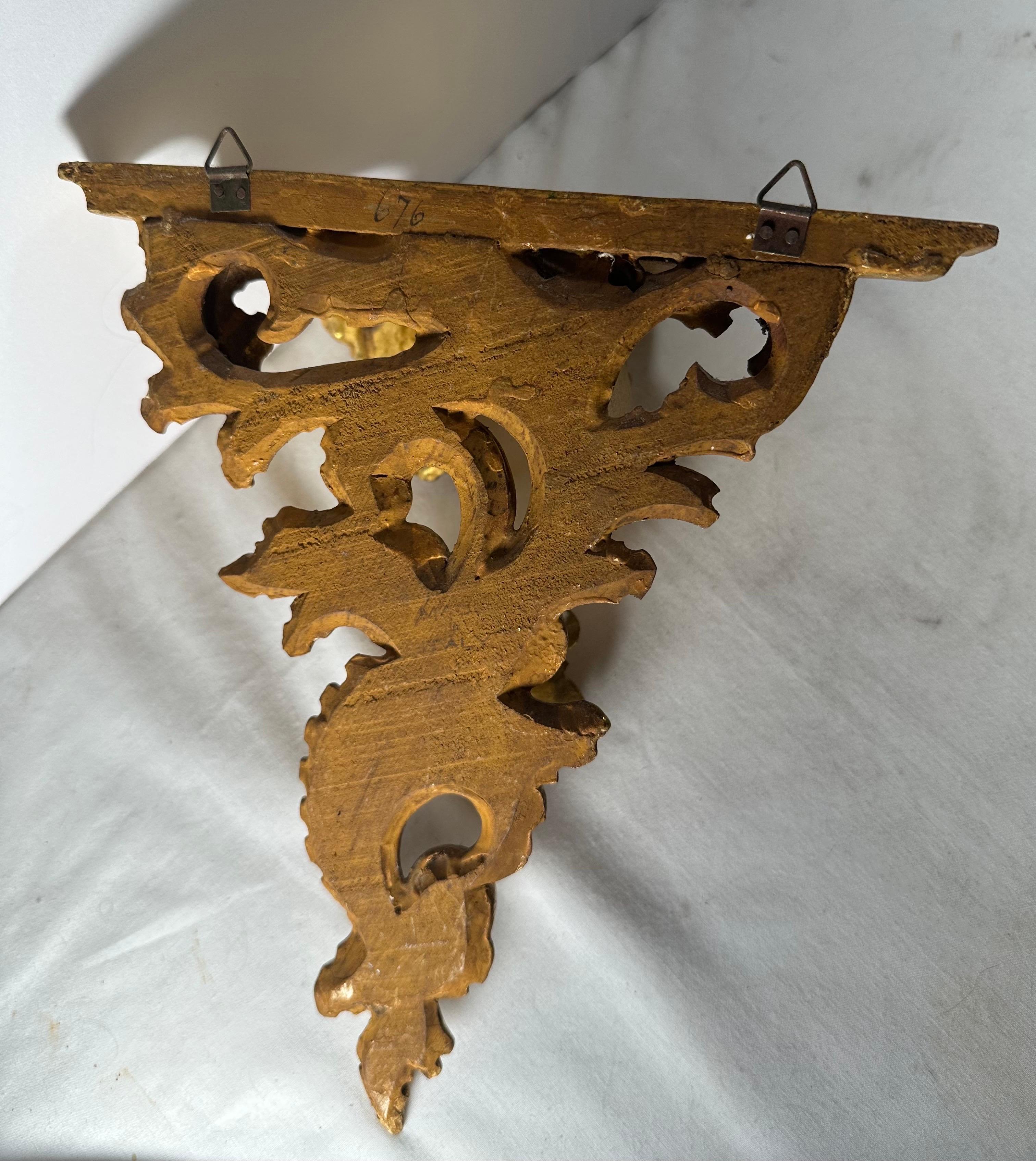 Ménsula de pared vintage de madera de giltwood tallada a mano. Estantería de marquetería italiana hecha a mano. en venta 1