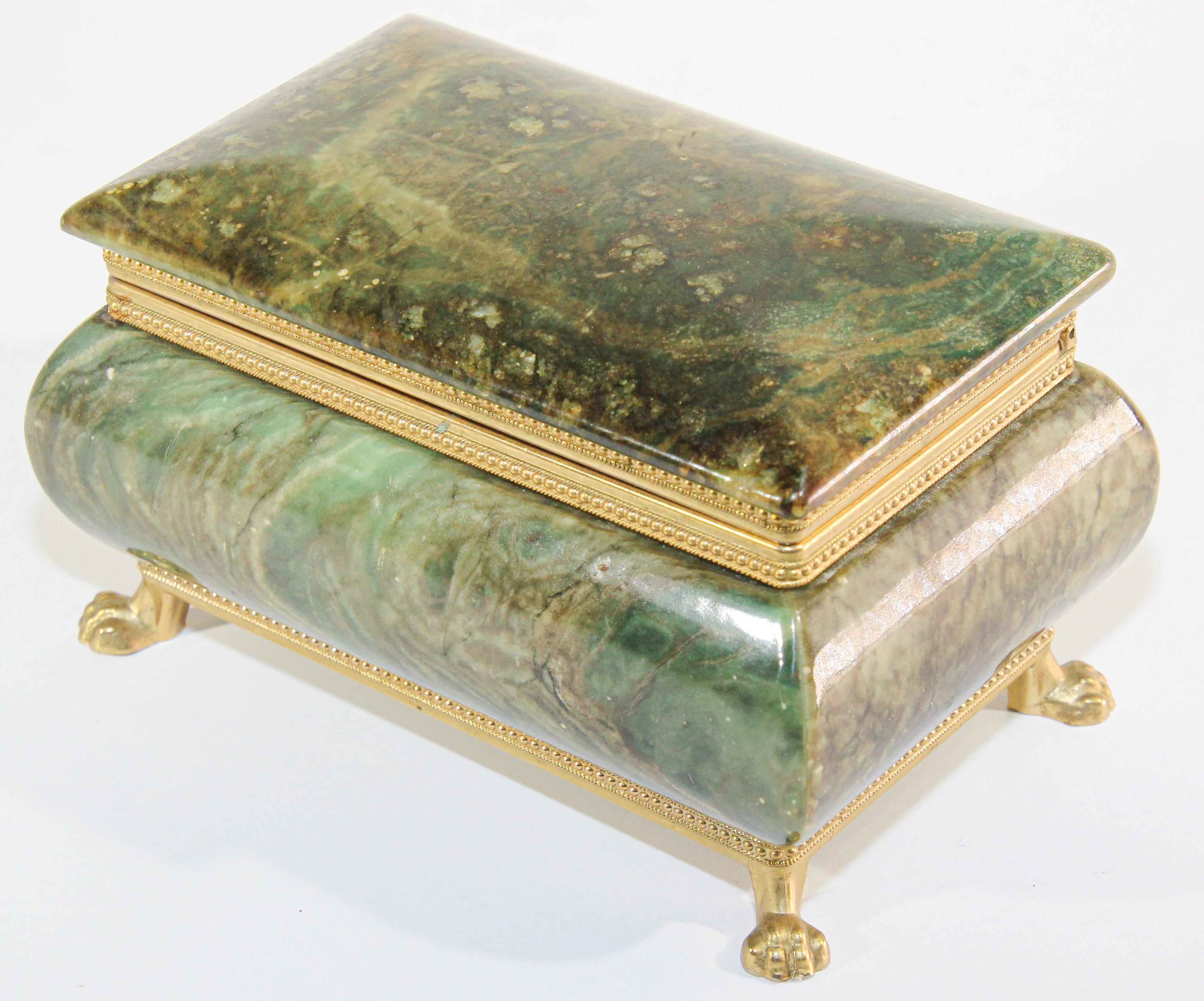 Hand carved green Italian alabaster claw footed decorative table box.
Beautiful jewelry box in green alabaster and gilded metal, rectangular in shape.
Elegant mid century alabaster dressing table jewellery box with a hinged lid. 
It has bombe