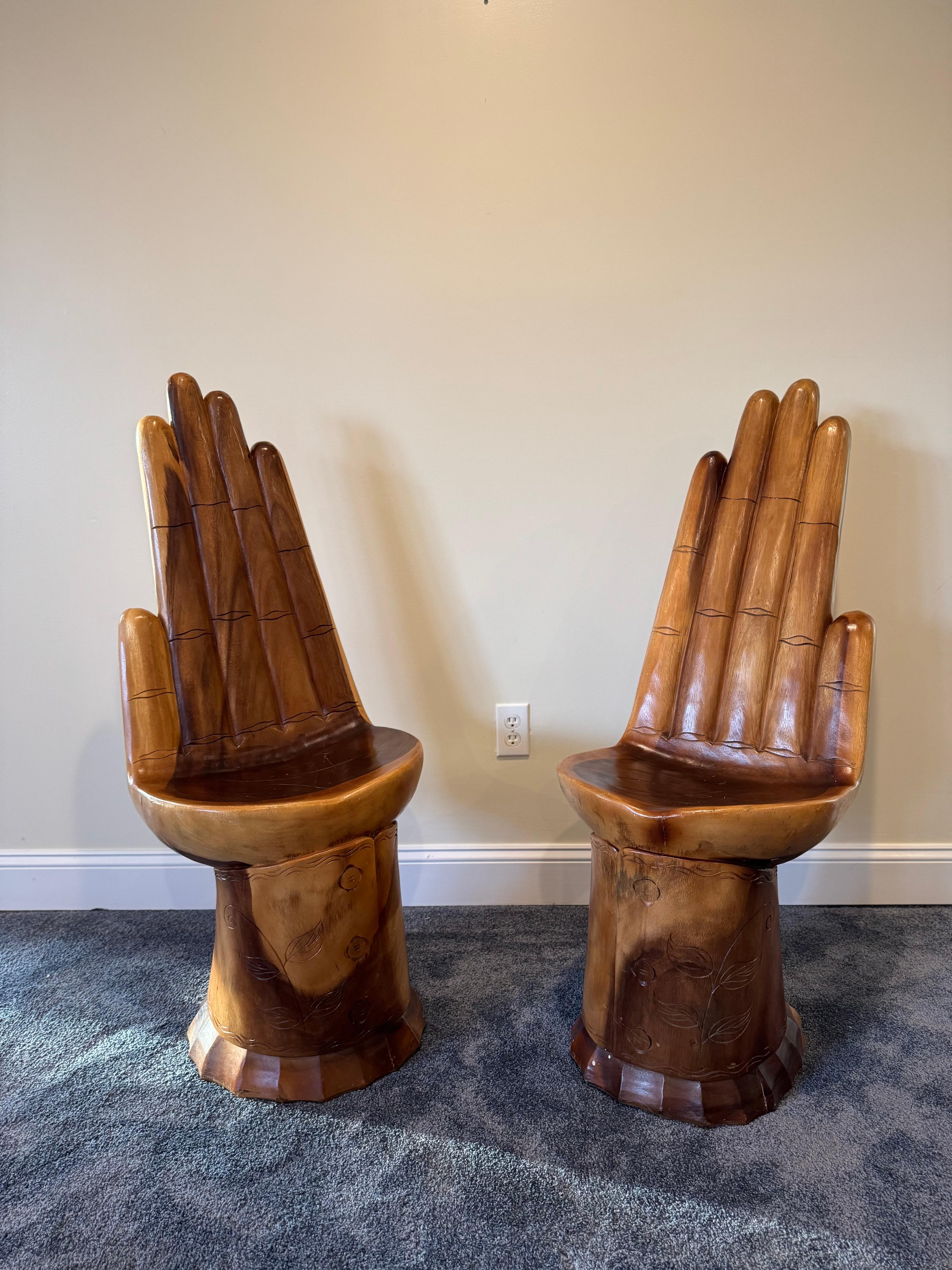 Fantastica coppia di sedie vintage intagliate a mano. Con i suoi splendidi dettagli su tutti i lati, la sedia è perfetta sia in entrata che in uscita. Bellissima finitura ricca. Robusto e comodo da usare come seduta. L'arte funzionale al suo meglio. 