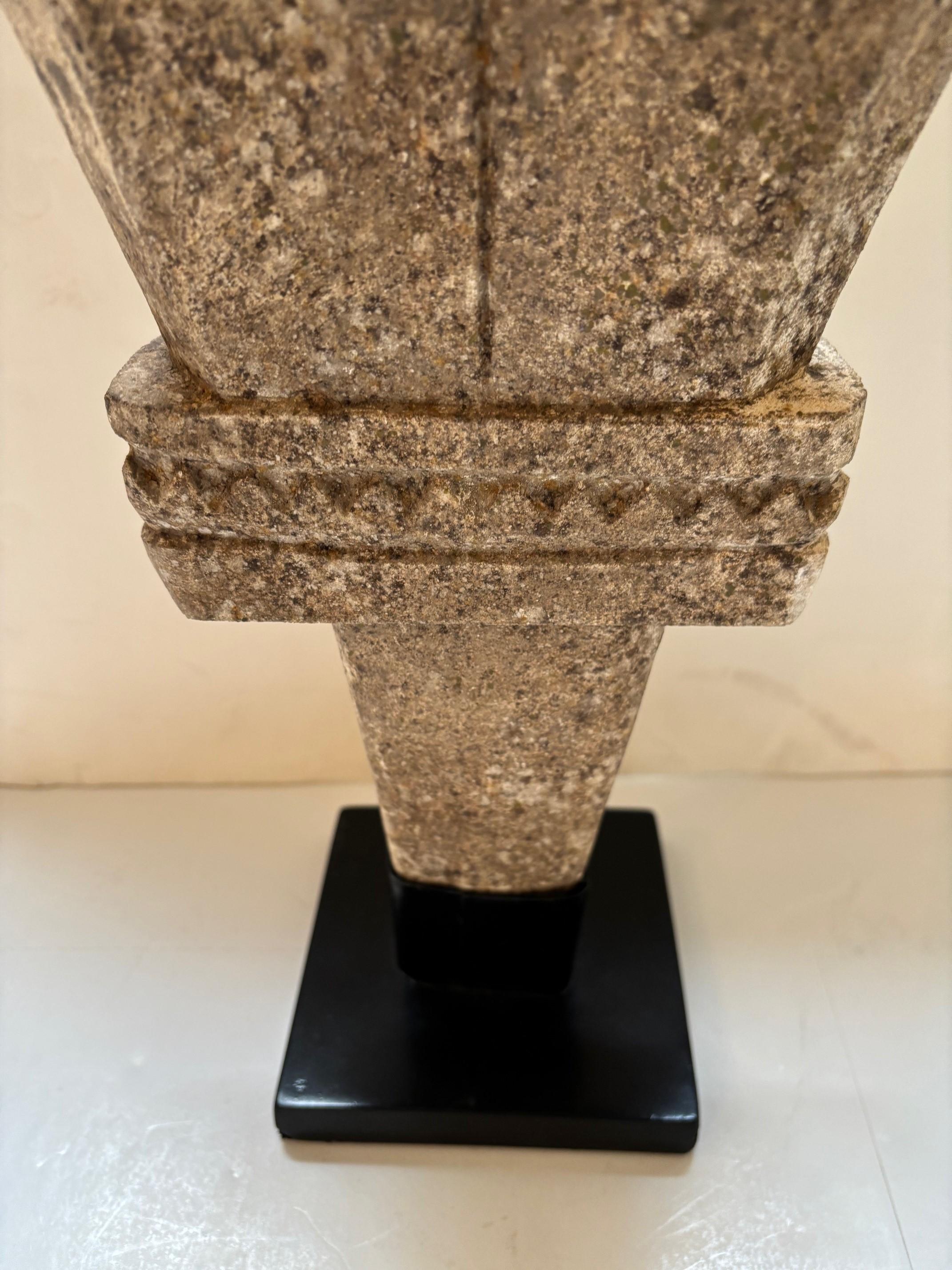 Escultura primitiva vintage de piedra arenisca tallada a mano por Timor Design en venta 4