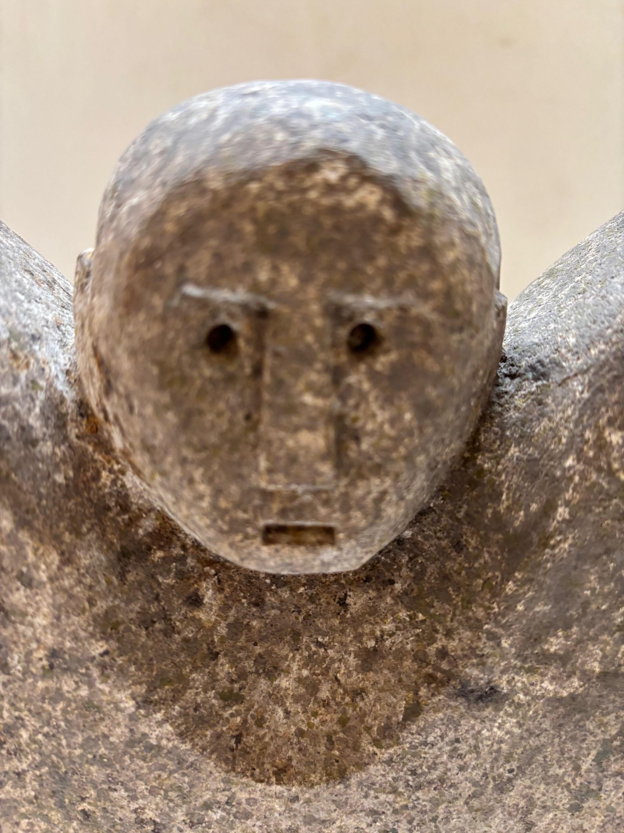 Escultura de piedra de diseño decorativo primitivo de arenisca vintage tallada y hecha a mano por Timor Island Design, la escultura está montada sobre un soporte de hierro negro
Detalle Dimensiones: Parte superior: 8