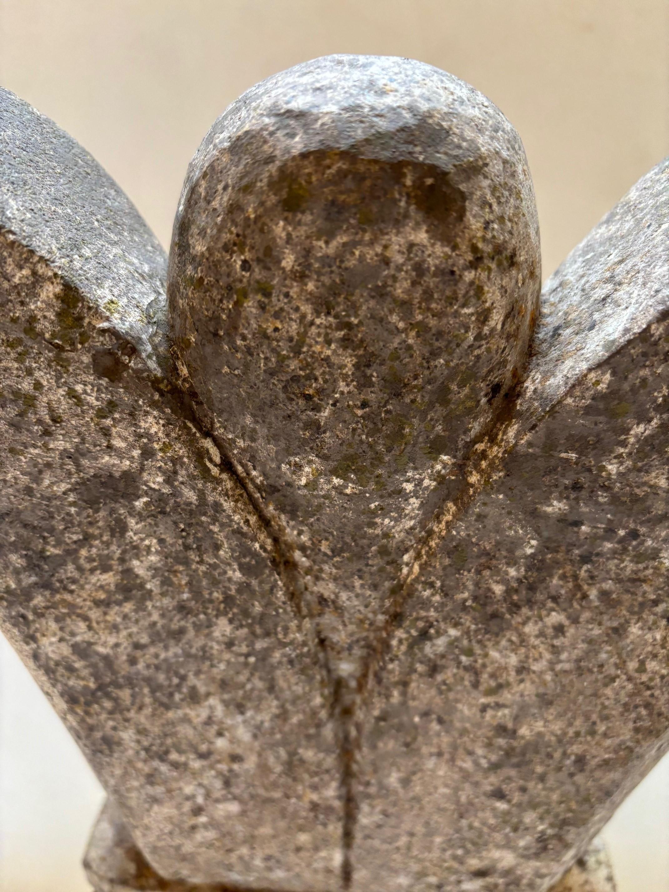 Escultura primitiva vintage de piedra arenisca tallada a mano por Timor Design Indonesio en venta
