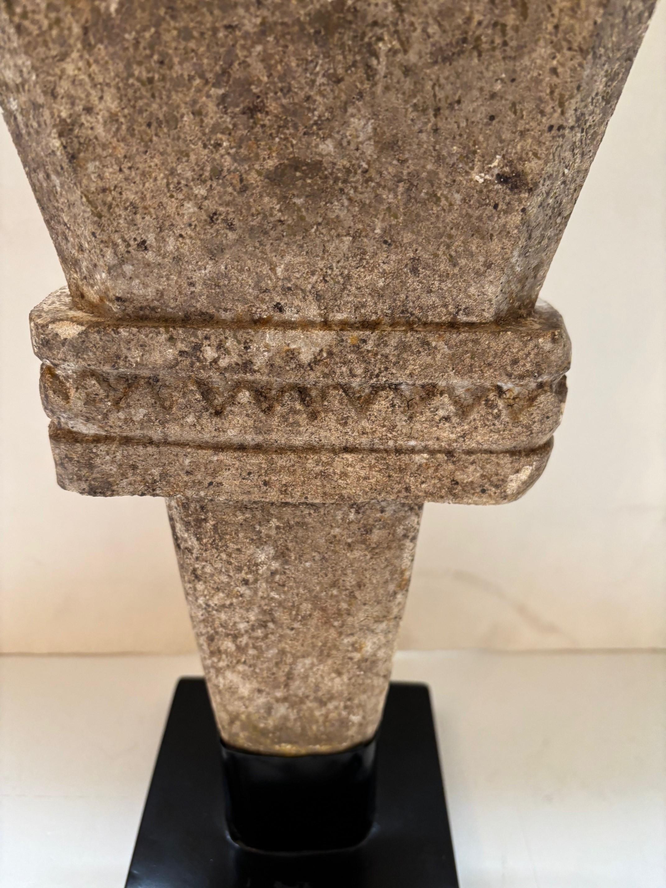Escultura primitiva vintage de piedra arenisca tallada a mano por Timor Design en Bueno estado para la venta en Los Angeles, CA