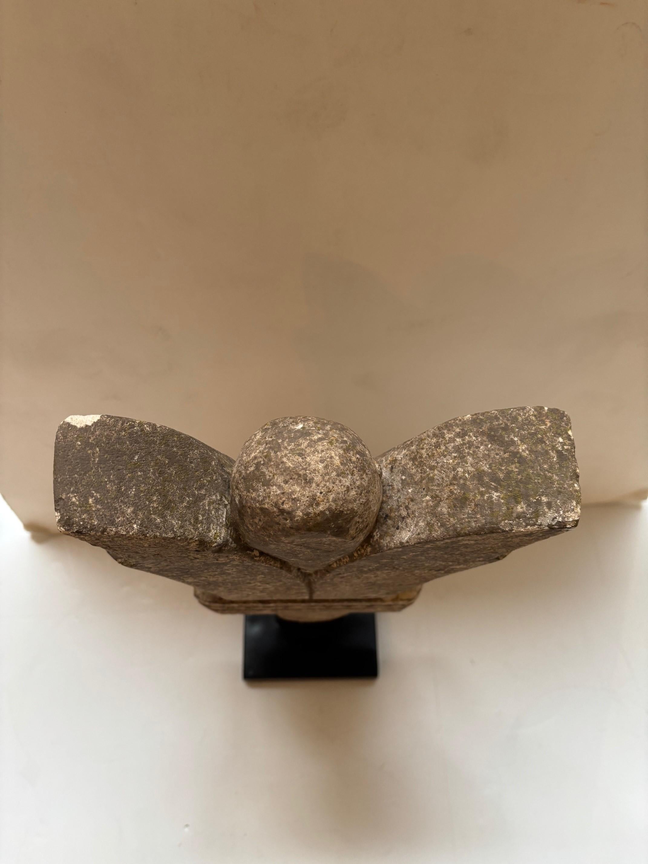 Escultura primitiva vintage de piedra arenisca tallada a mano por Timor Design Fines del siglo XIX en venta