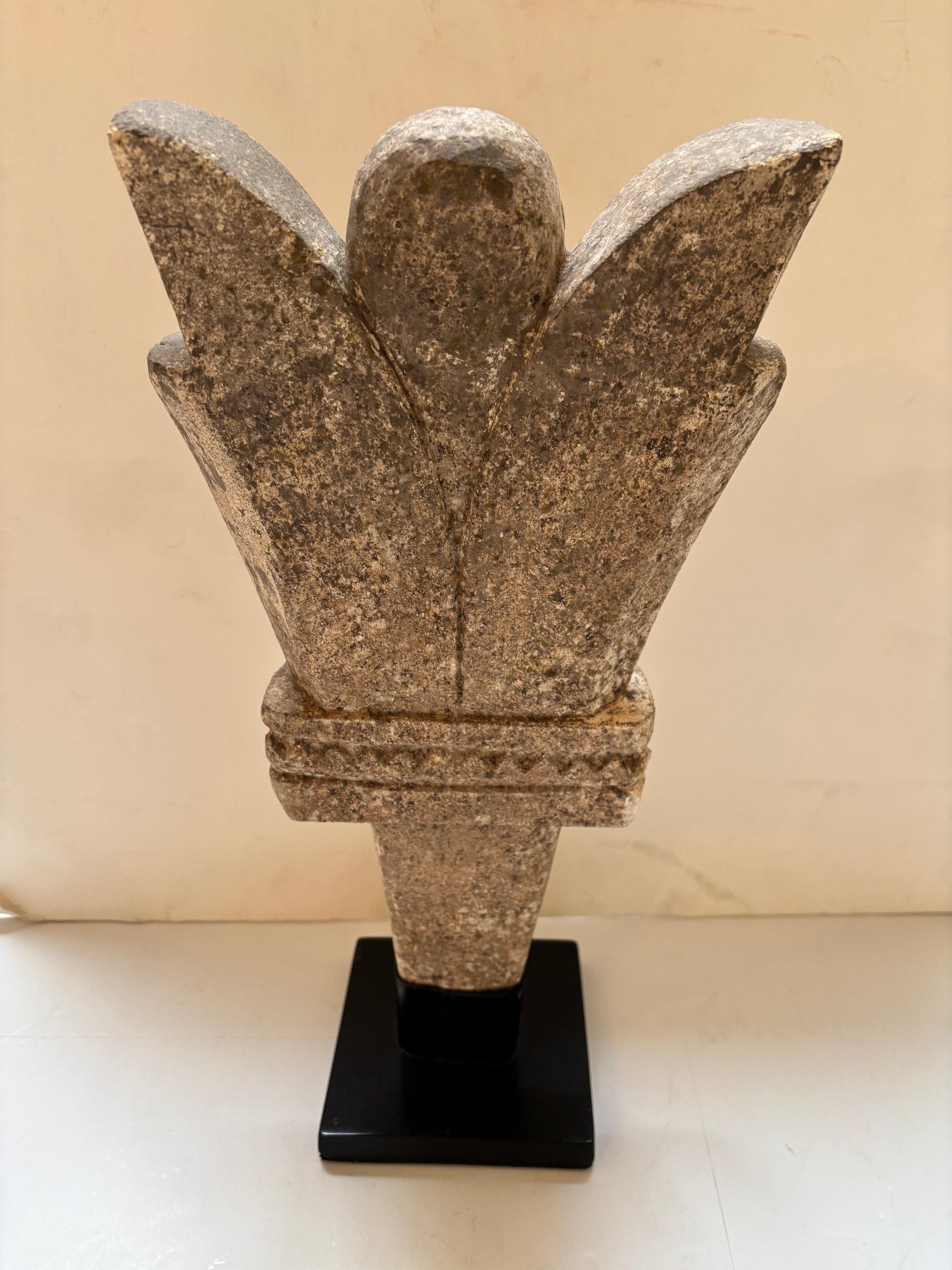 Escultura primitiva vintage de piedra arenisca tallada a mano por Timor Design Metal en venta