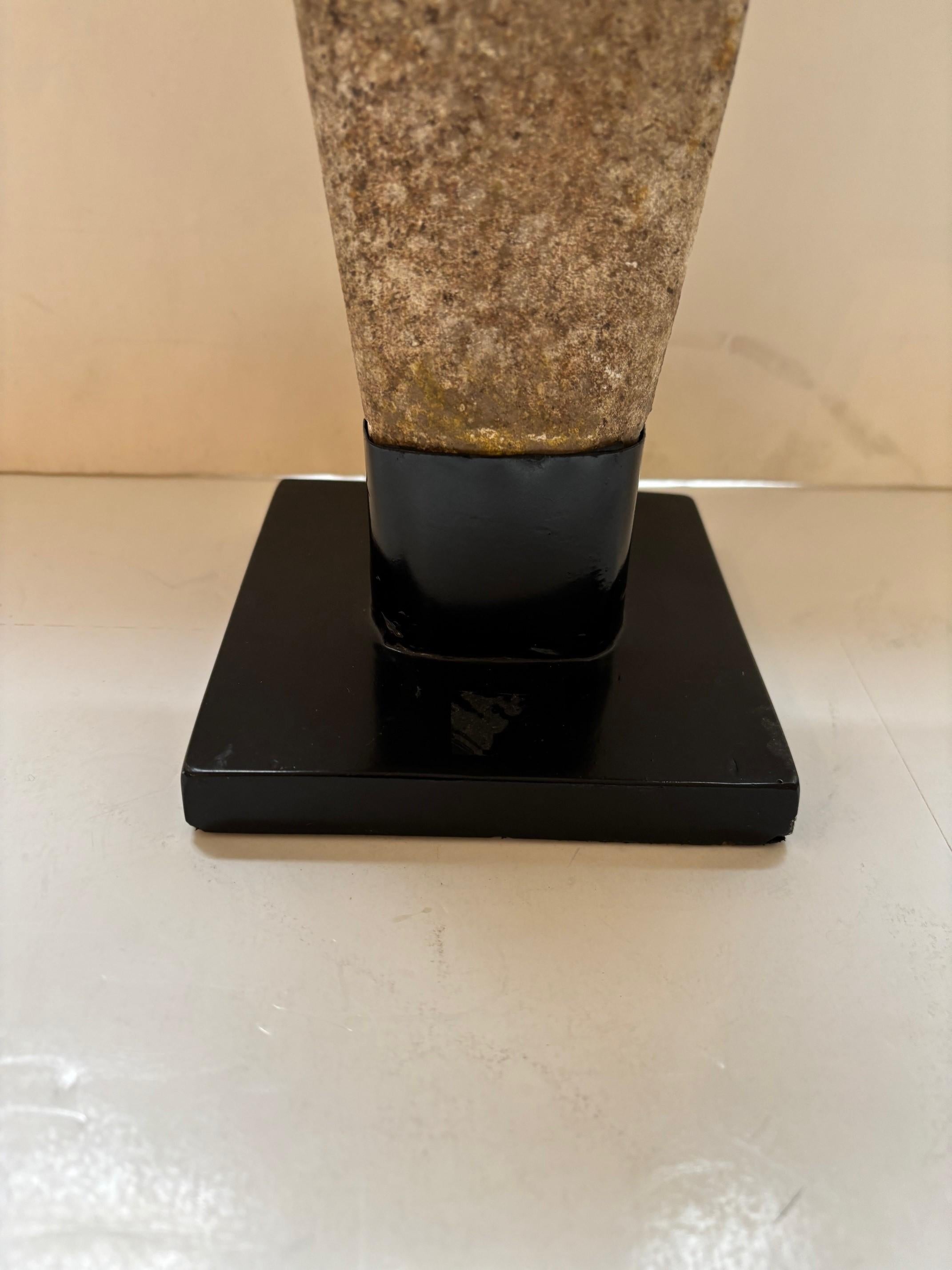 Escultura primitiva vintage de piedra arenisca tallada a mano por Timor Design en venta 1
