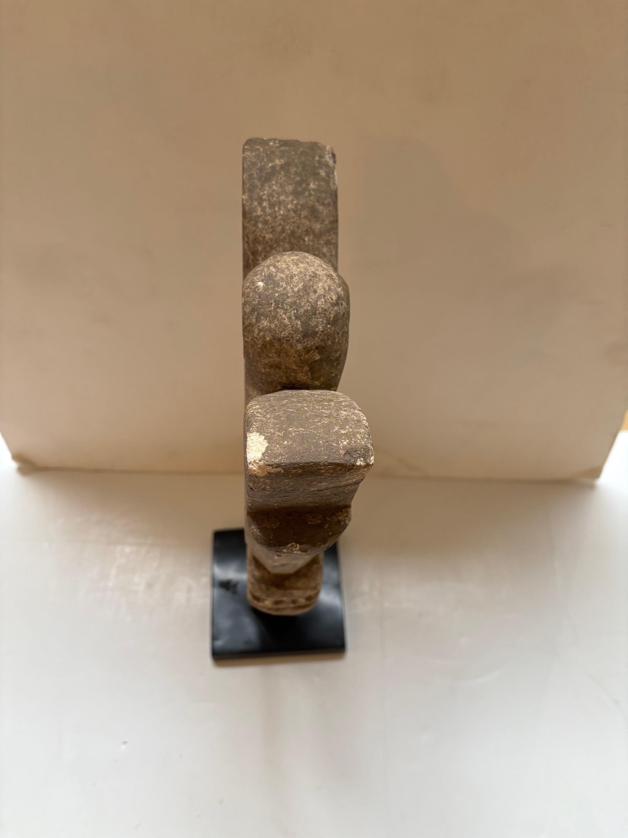Escultura primitiva vintage de piedra arenisca tallada a mano por Timor Design en venta 2