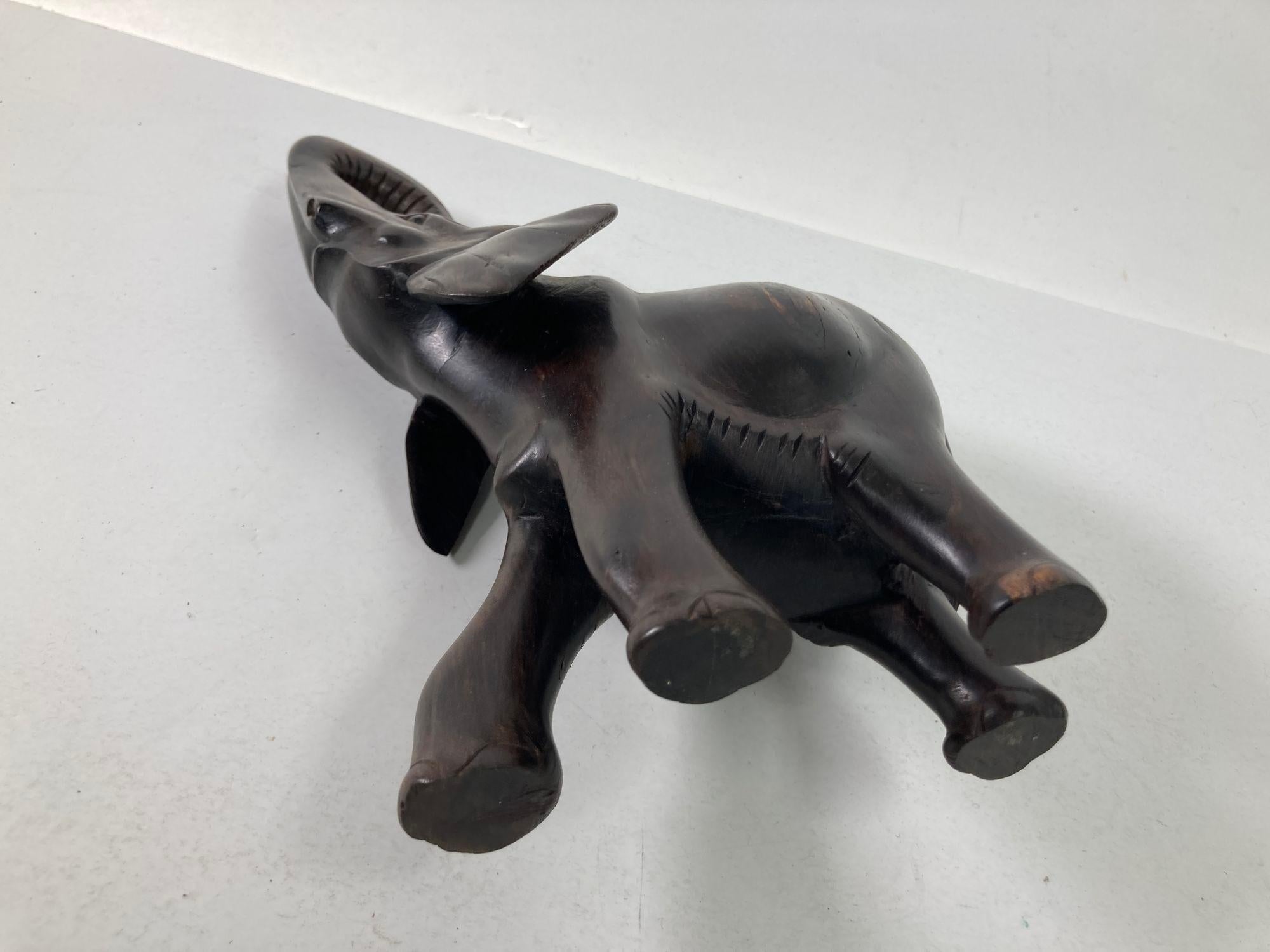 20ième siècle Sculpture d'éléphant vintage en bois dur sculpté à la main en vente