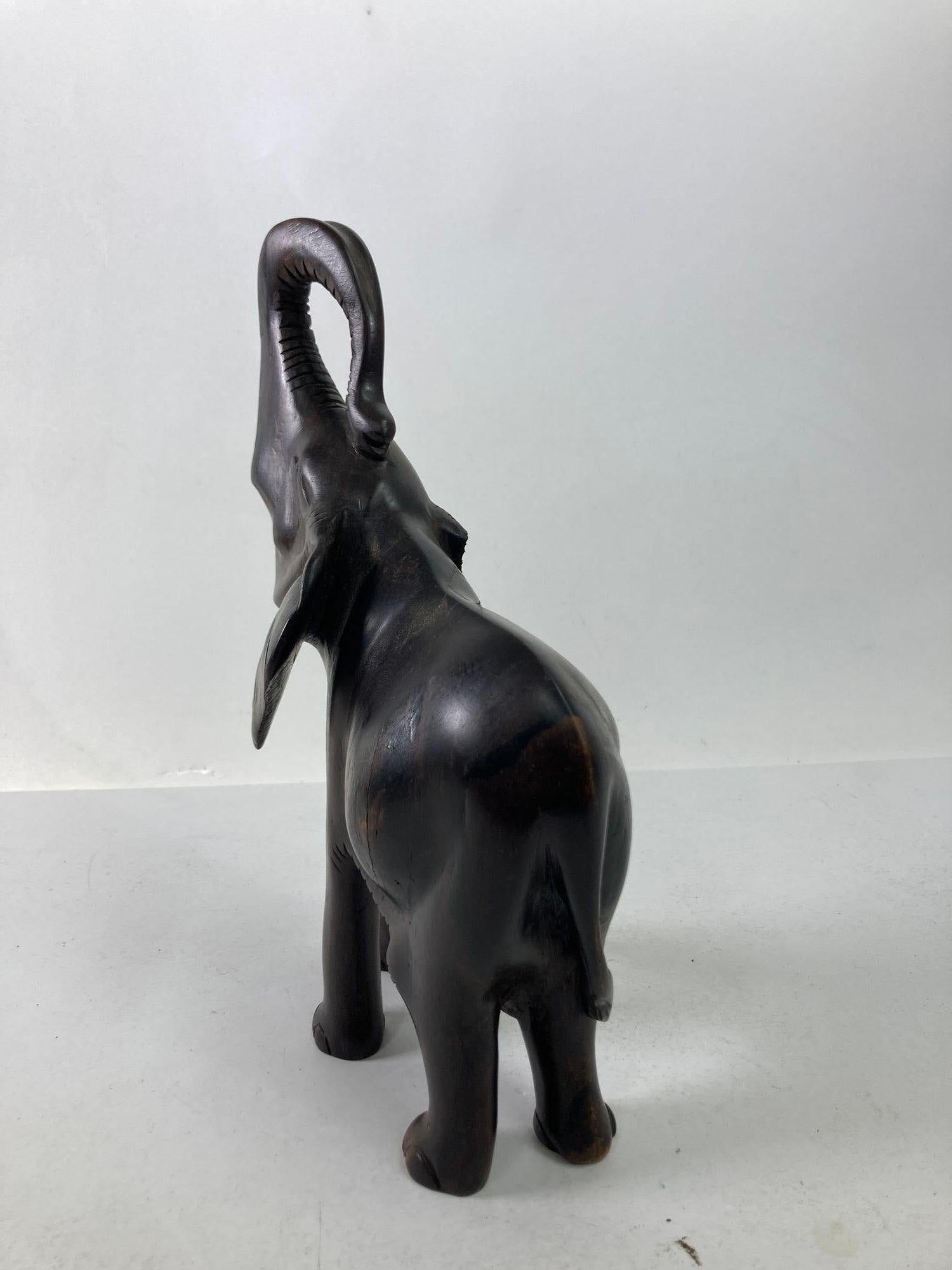 Bois de feuillus Sculpture d'éléphant vintage en bois dur sculpté à la main en vente