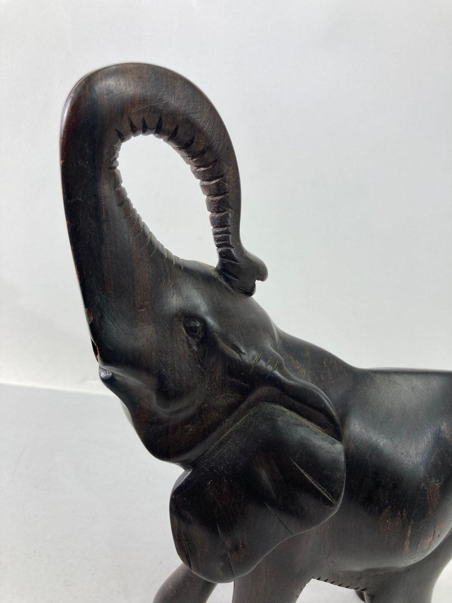 Sculpture d'éléphant vintage en bois dur sculpté à la main en vente 2
