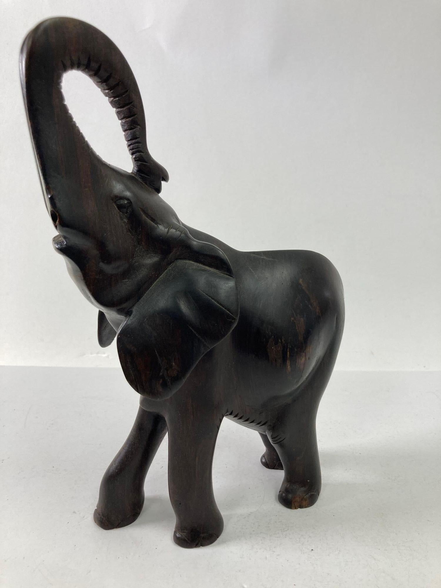 Sculpture d'éléphant vintage en bois dur sculpté à la main en vente 4