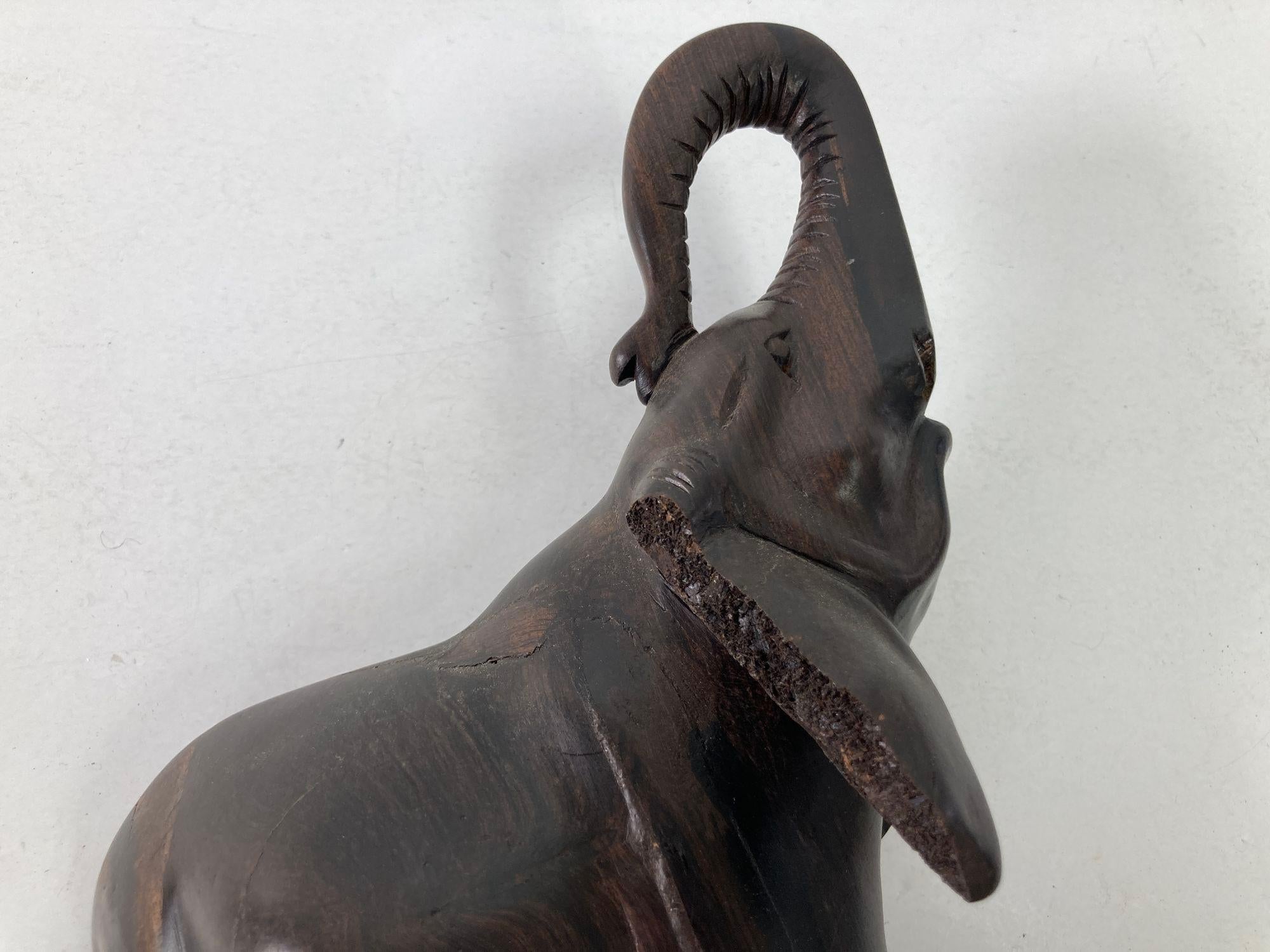 Indien Sculpture d'éléphant vintage en bois dur sculpté à la main en vente