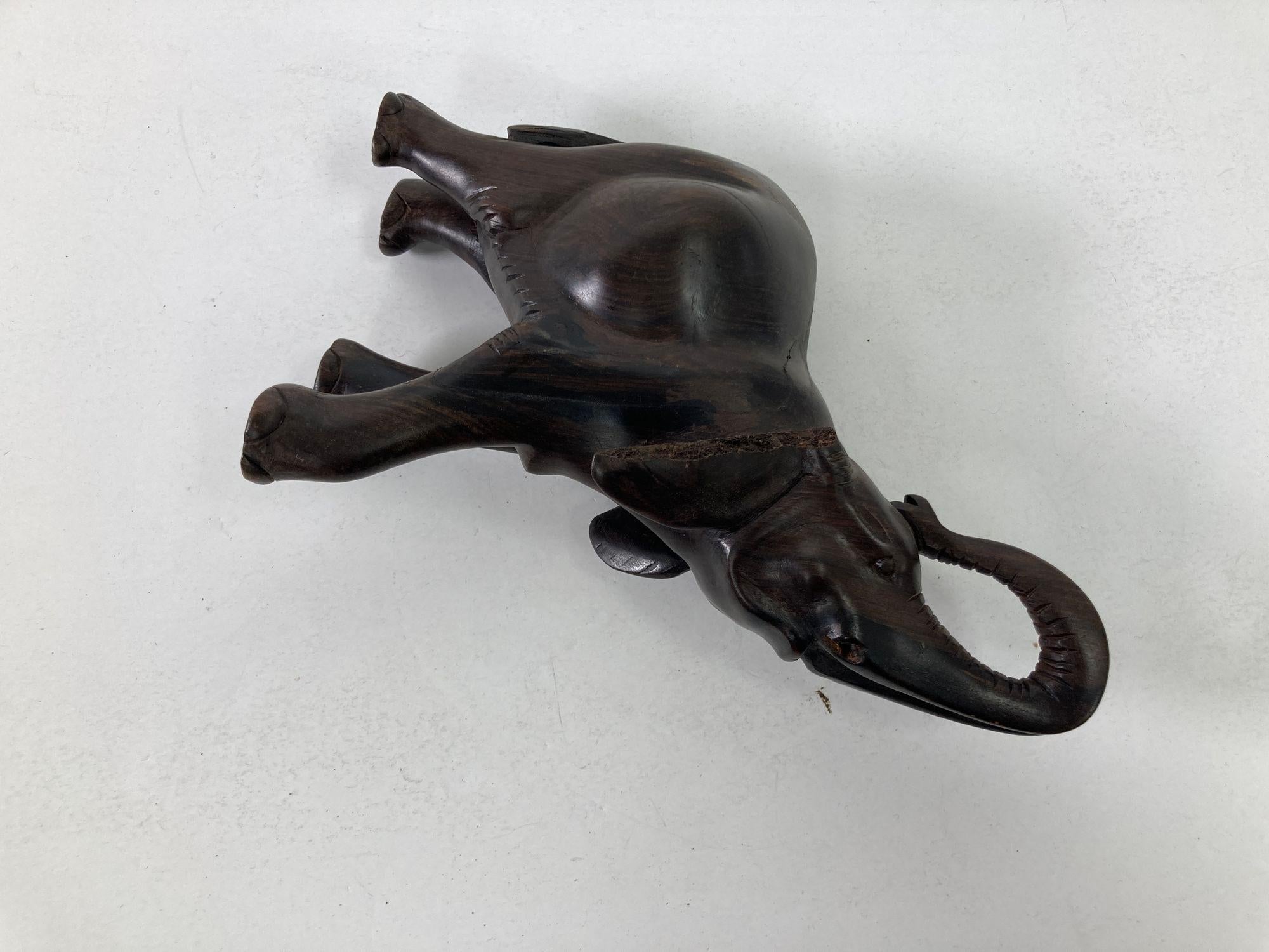 Sculpté à la main Sculpture d'éléphant vintage en bois dur sculpté à la main en vente