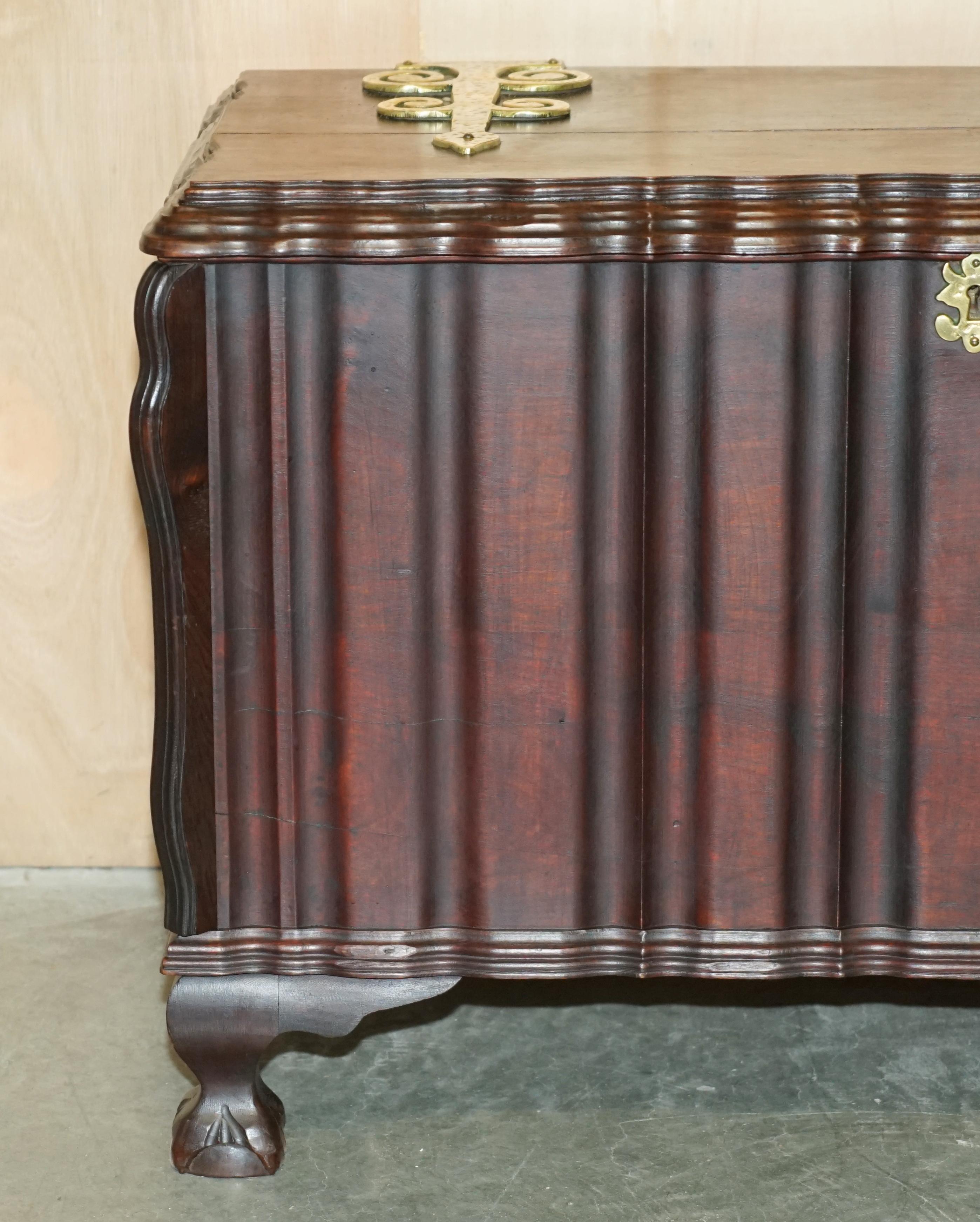 ViNTAGE HAND CARved HARDWOOD TRUNK OR CHEST WITH ORNATE OVERSIZED BRASS FITTINGS (Englisch) im Angebot
