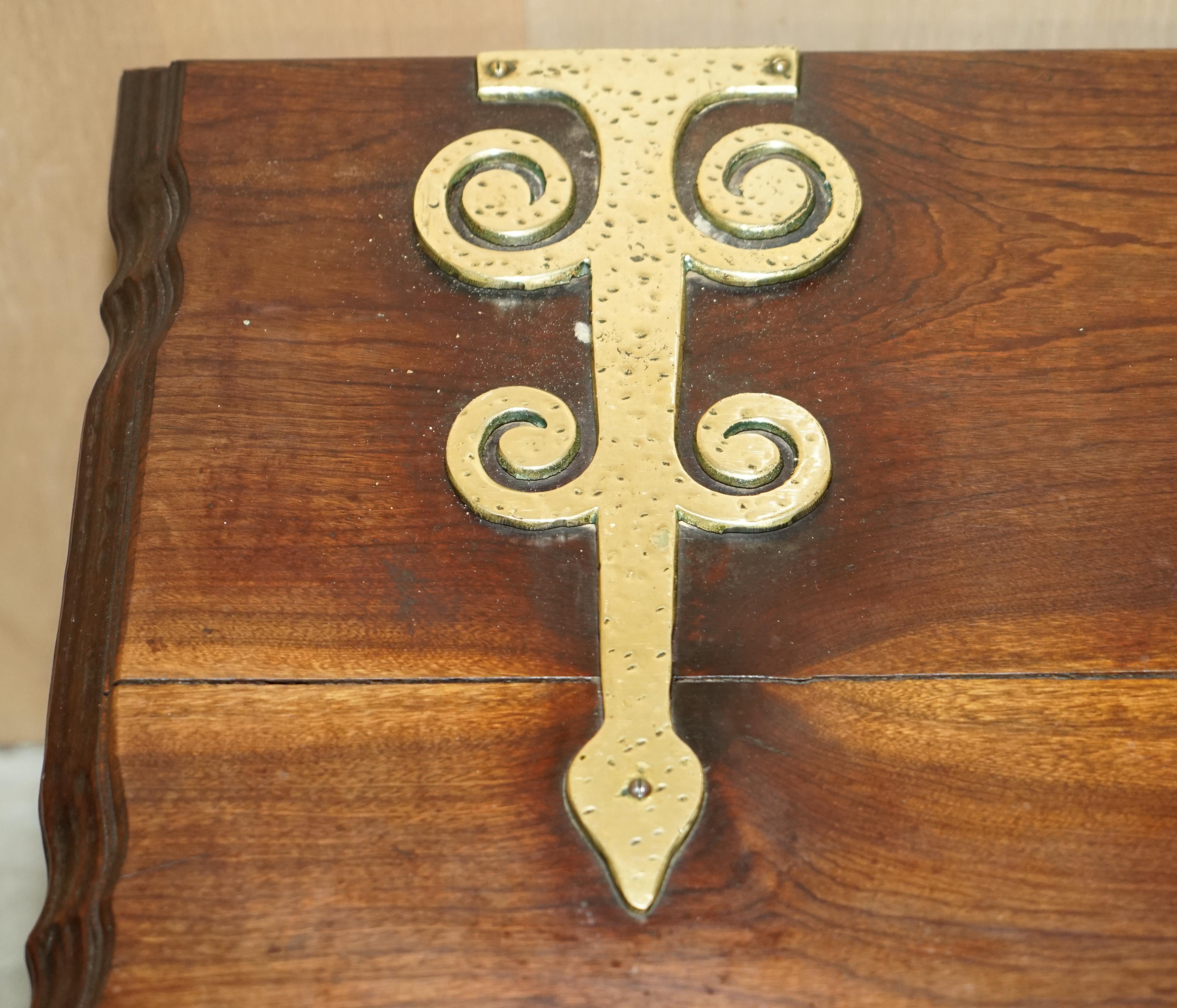 ViNTAGE HAND CARved HARDWOOD TRUNK OR CHEST WITH ORNATE OVERSIZED BRASS FITTINGS im Angebot 2