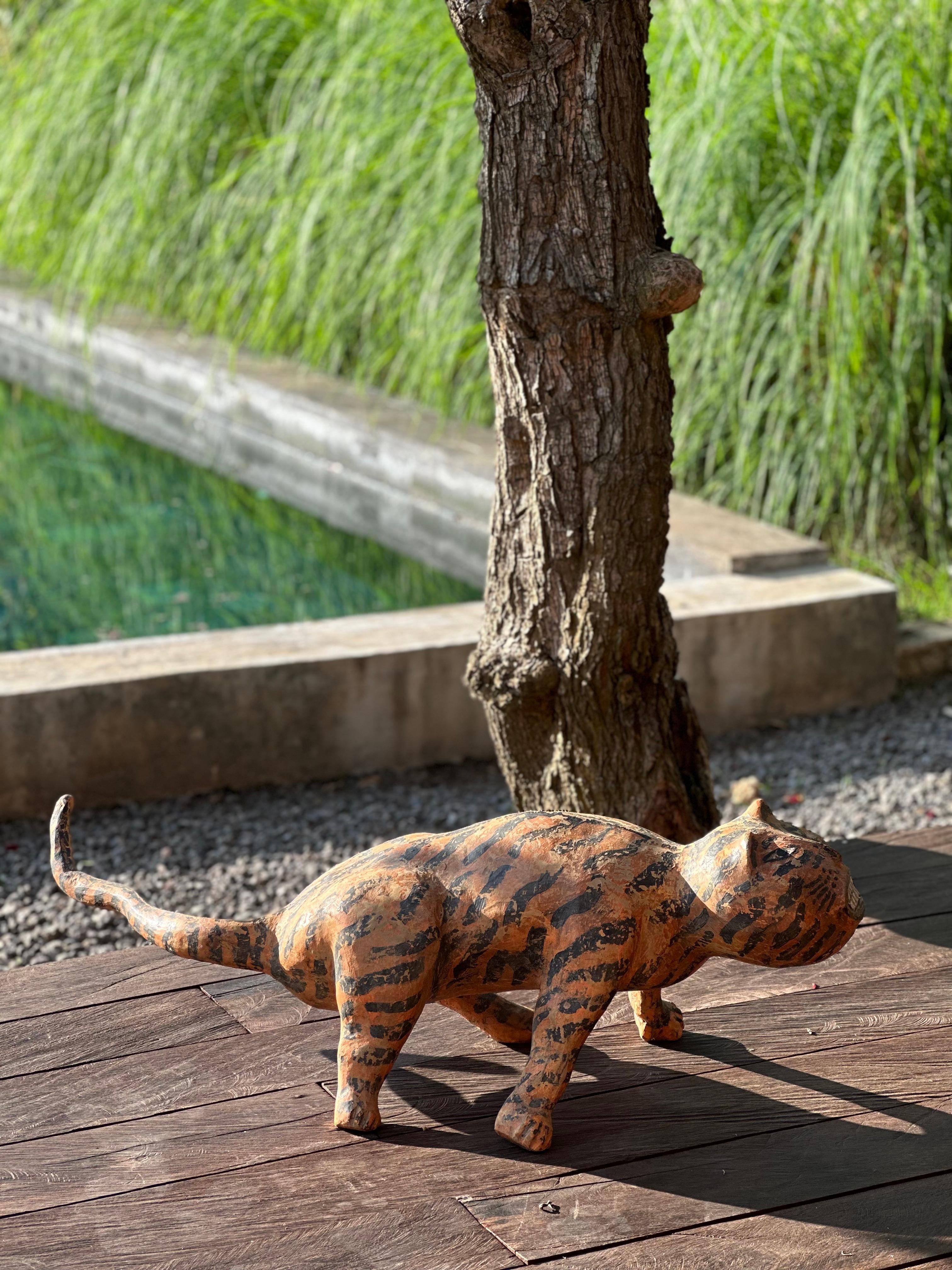 Sculpture de tigre en bois de jaspe sculptée à la main avec détails peints à la main en vente 2
