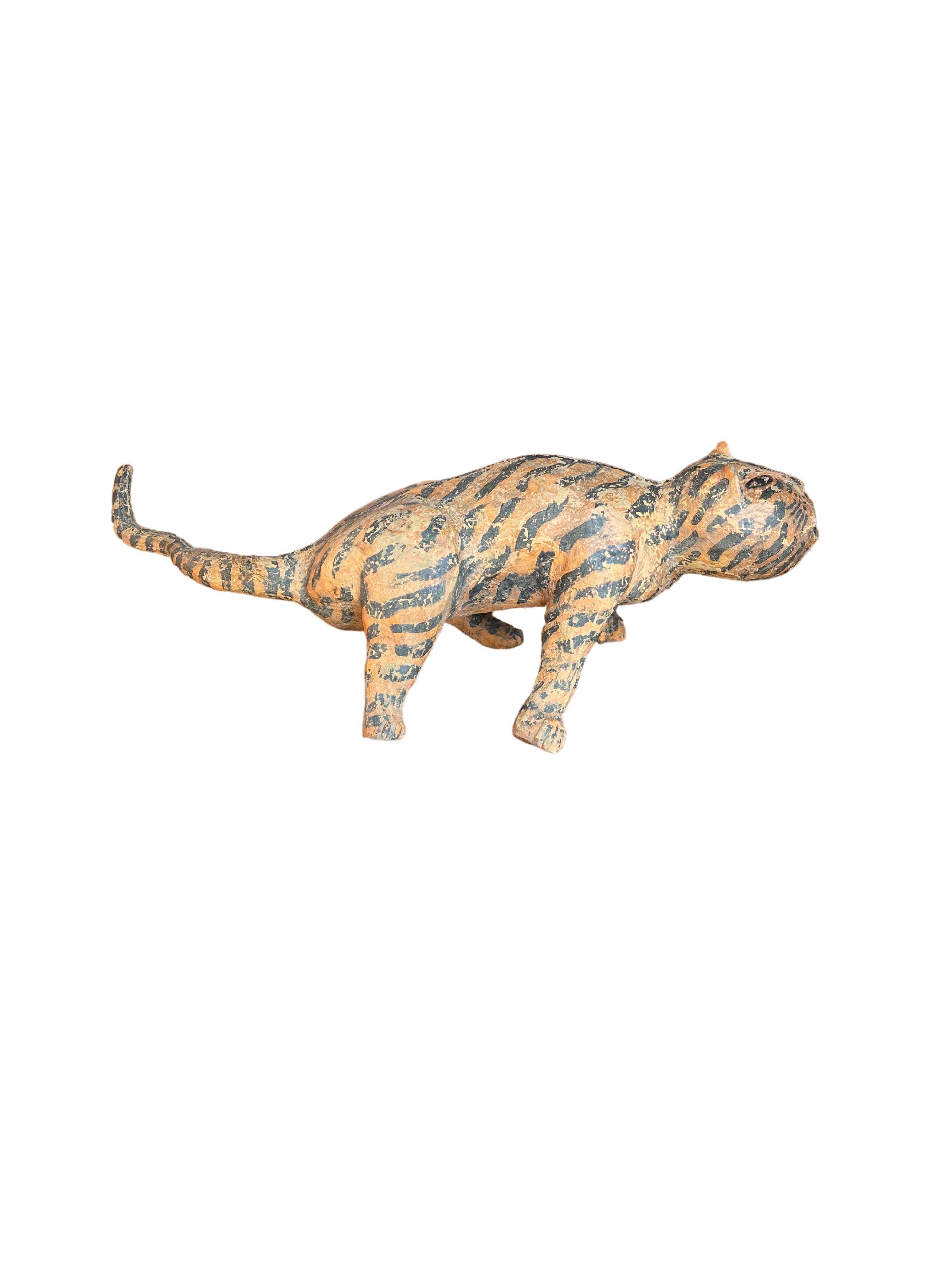 Indonésien Sculpture de tigre en bois de jaspe sculptée à la main avec détails peints à la main en vente